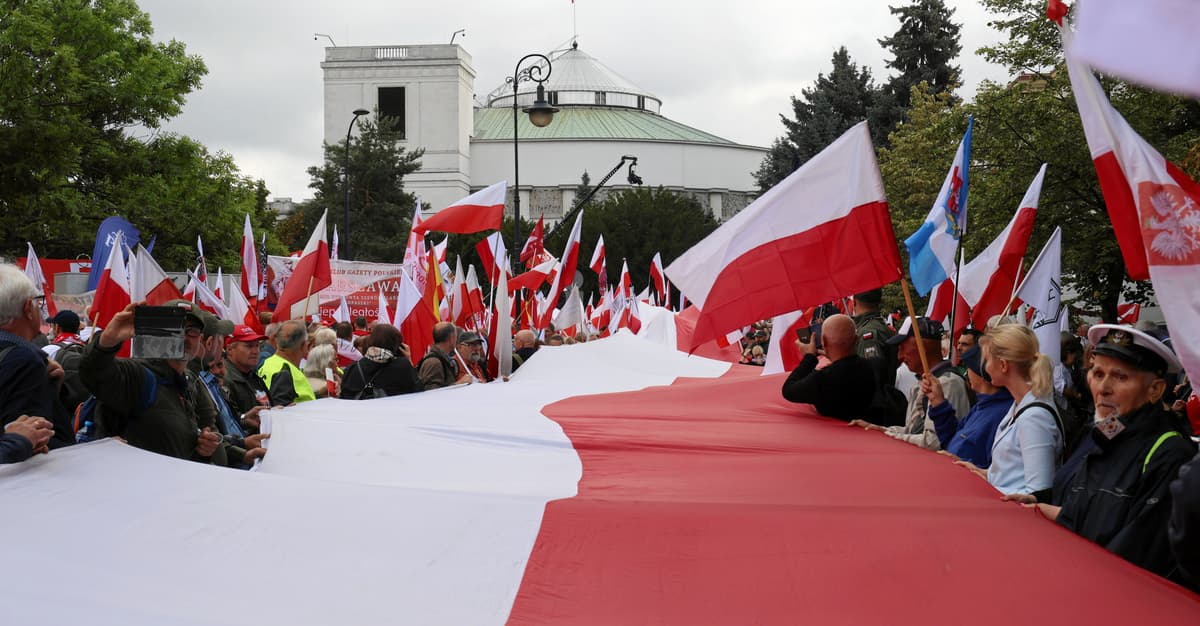 Pod Sejmem tłum zwolenników Karola Nawrockiego. „Precz ze zdrajcami”