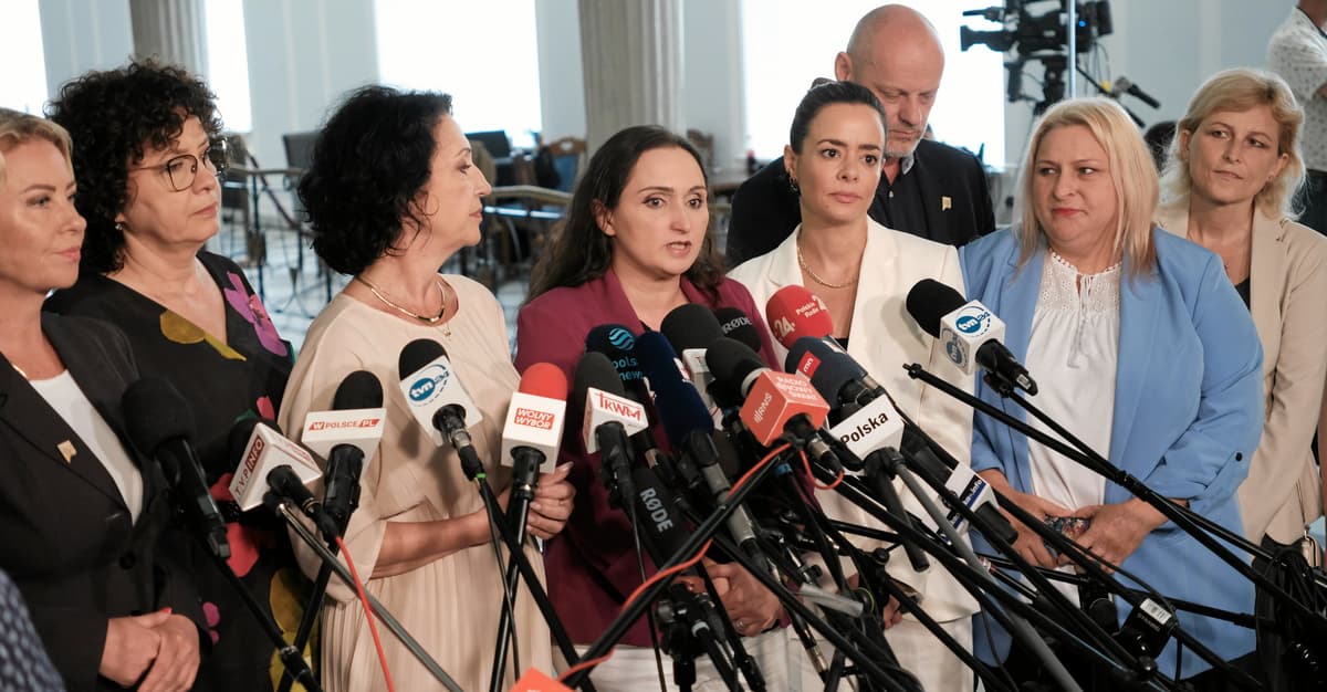 Partia Hołowni chce zakazu przekazywania ziemi Kościołowi za darmo