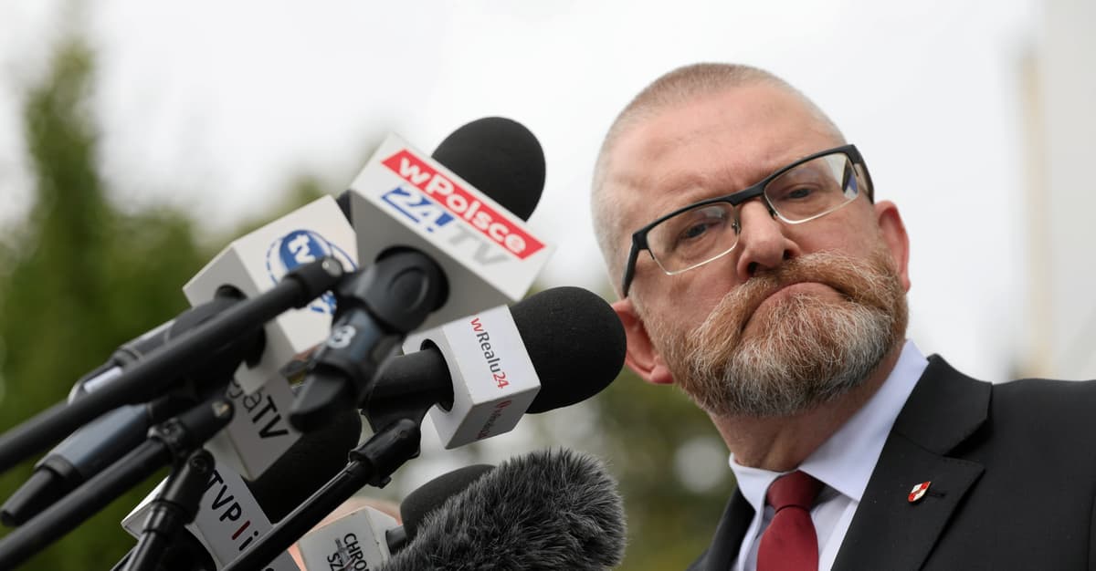 Grzegorz Braun wreszcie stanie przed sądem. Polityk ma siedem zarzutów karnych