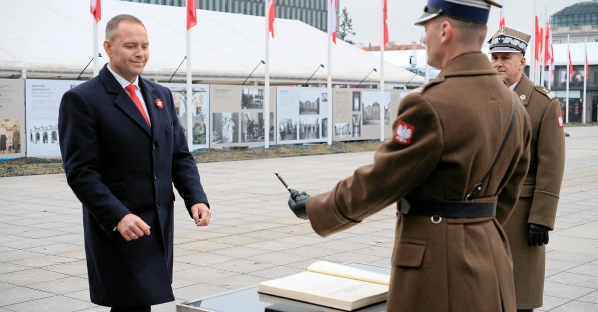 Nawrocki odmawia podpisania awansów oficerskich, orderów i odznaczeń