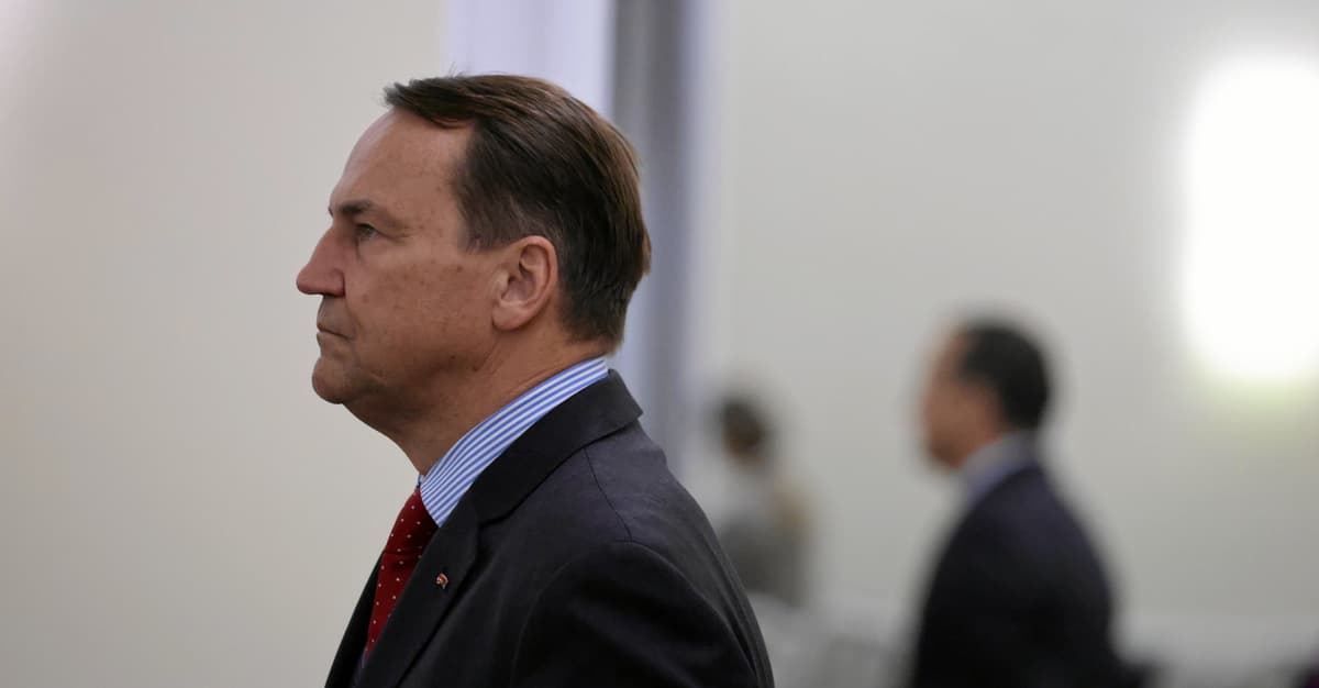 Polski konsulat zdewastowany. Sikorski: „Komuś nie podoba się mur”