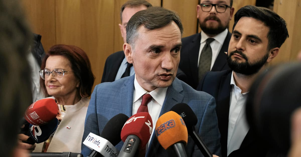 MSWiA: Unieważniono paszport Zbigniewa Ziobry