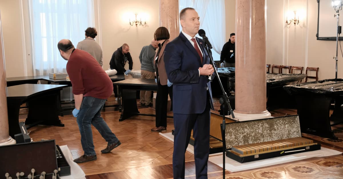 Nawrocki zdemontował okrągły stół. Wysłał go do muzeum