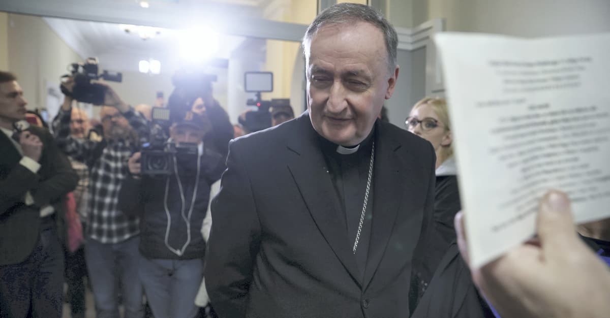 Winny czy nie? Decyzja ws. biskupa oskarżonego o tuszowanie pedofilii w wakacje