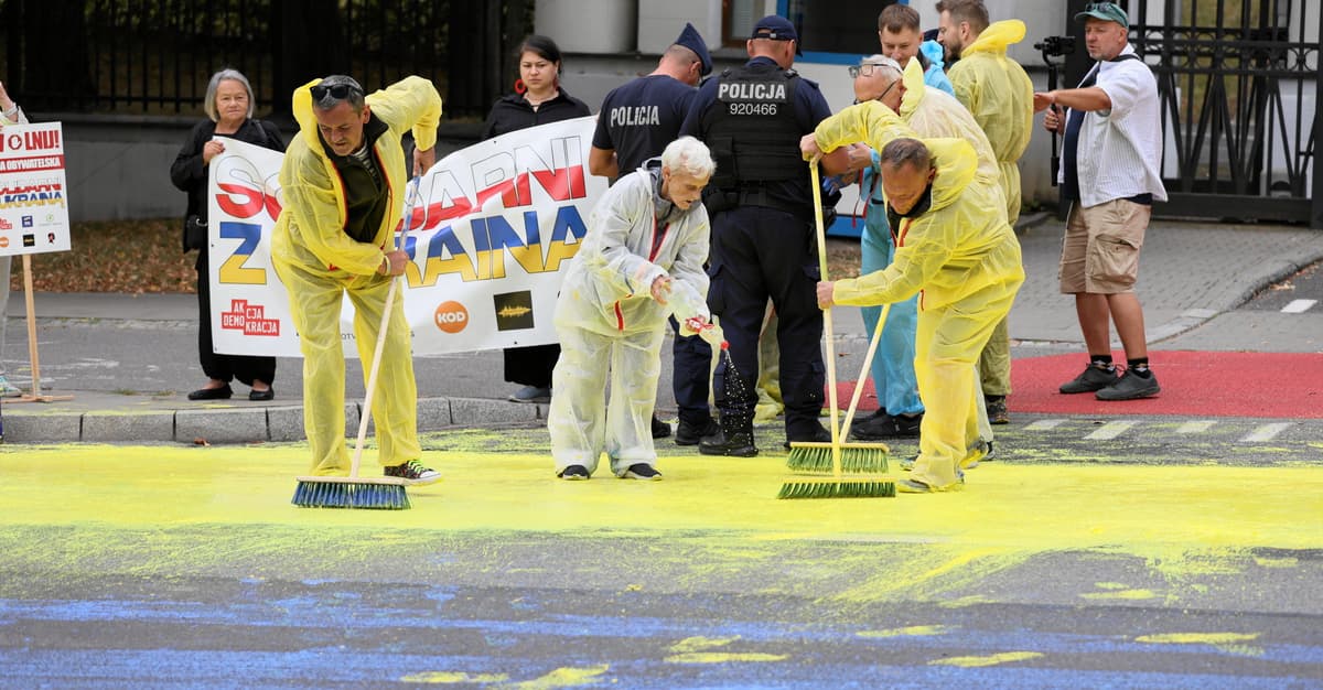 Policja ściga aktywistów za malowanie flagi Ukrainy przed ambasadą Rosji