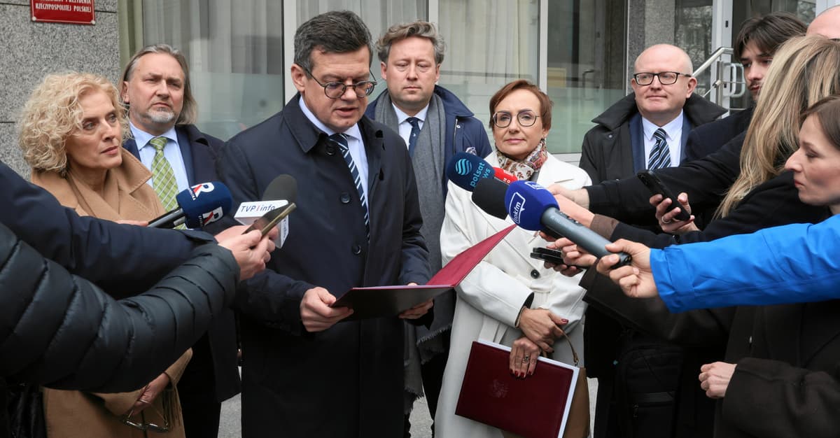 Означает ли «в присутствии» «в присутствии»? Политики объявляют обвинения против всех участников игры Конституционного трибунала