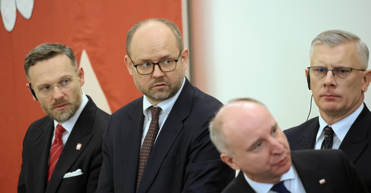 Bat na nietykalnych. Urzędnicy też są odpowiedzialni za łamanie prawa [Siedlecka]