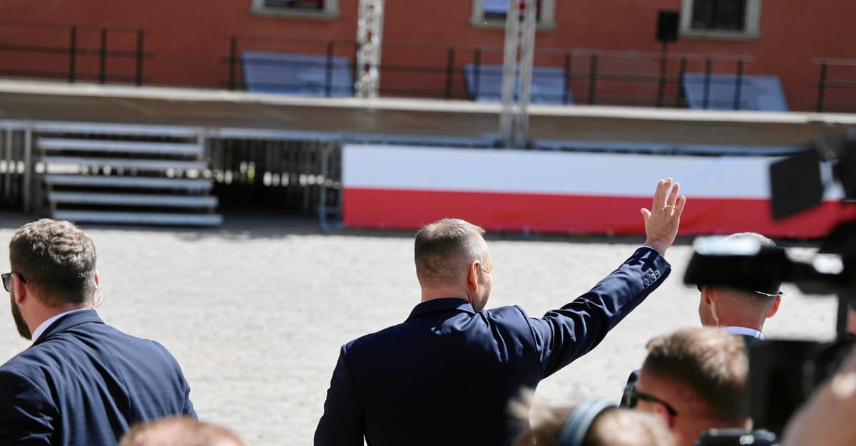 Polityczna awantura. Nawrocki pisze nową konstytucję