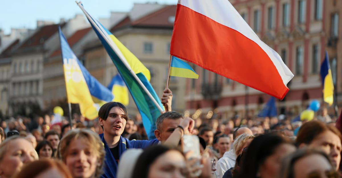 Is the influx of immigrants fueling the right? A fresh  survey  says that in Poland it is the another  way around!
