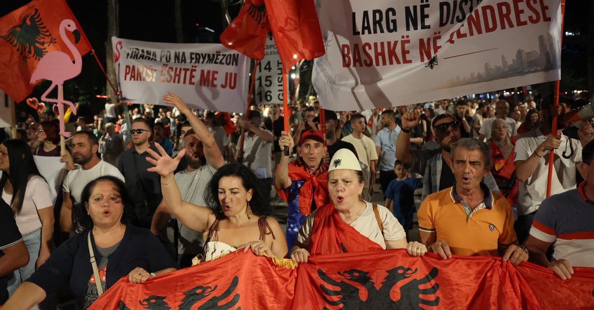 ALBANIA: Flamingowa Rewolucja. Ponad 100 dni na ulicach Tirany
