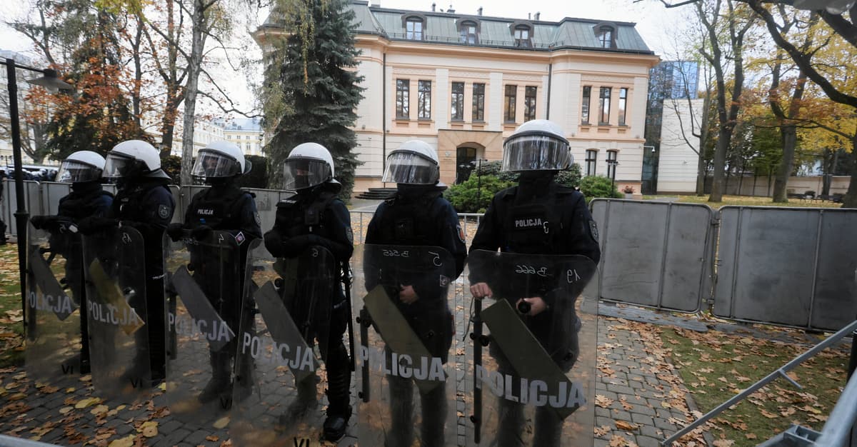 Constitutional Tribunal. "I suspend the performance of worker  duties"