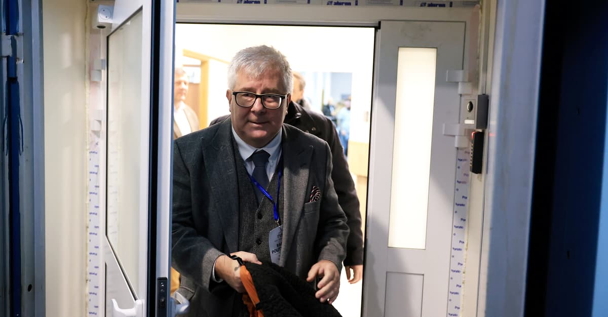Czarnecki i Braun wśród putinistów. Ujawniamy, kim są ich „koledzy” z indyjskiej organizacji
