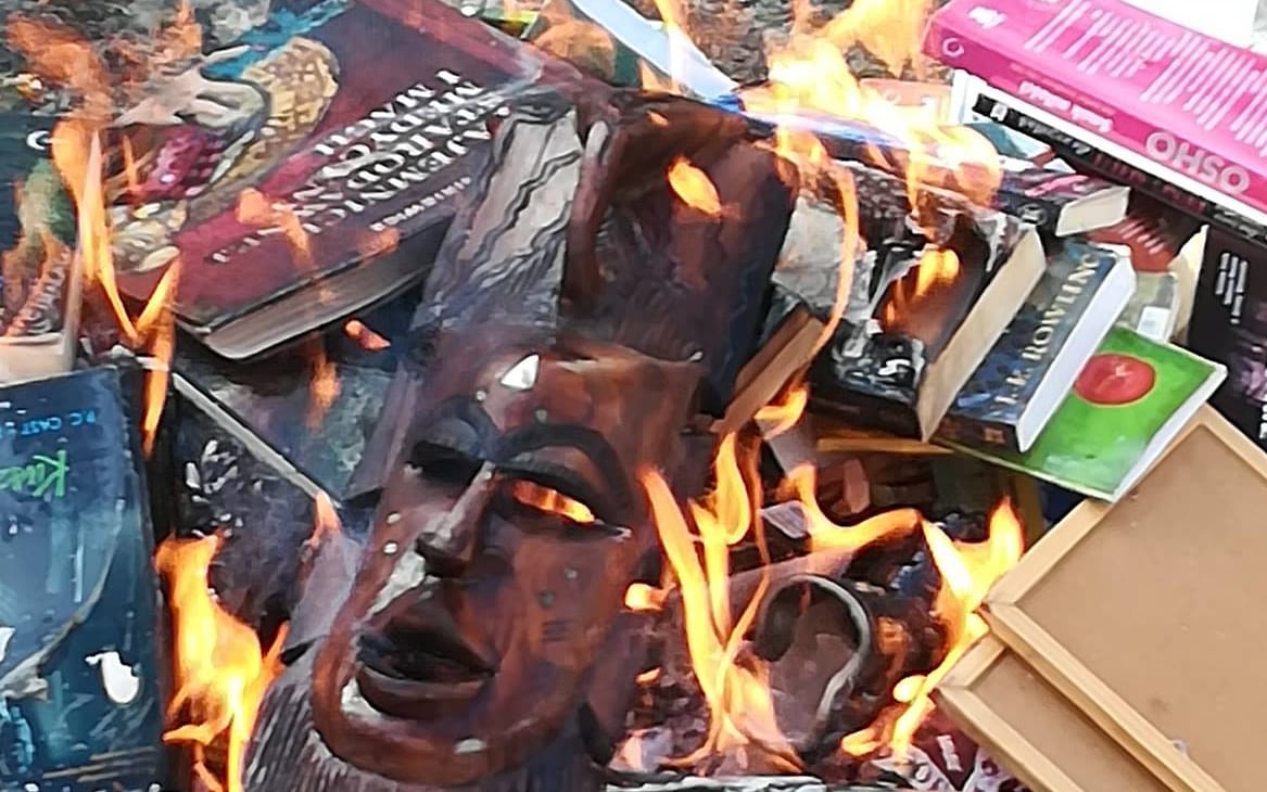 Grafika do artykułu 1 proc. na palenie książek. Przykościelna Fundacja wysłała Harry'ego Pottera na stos