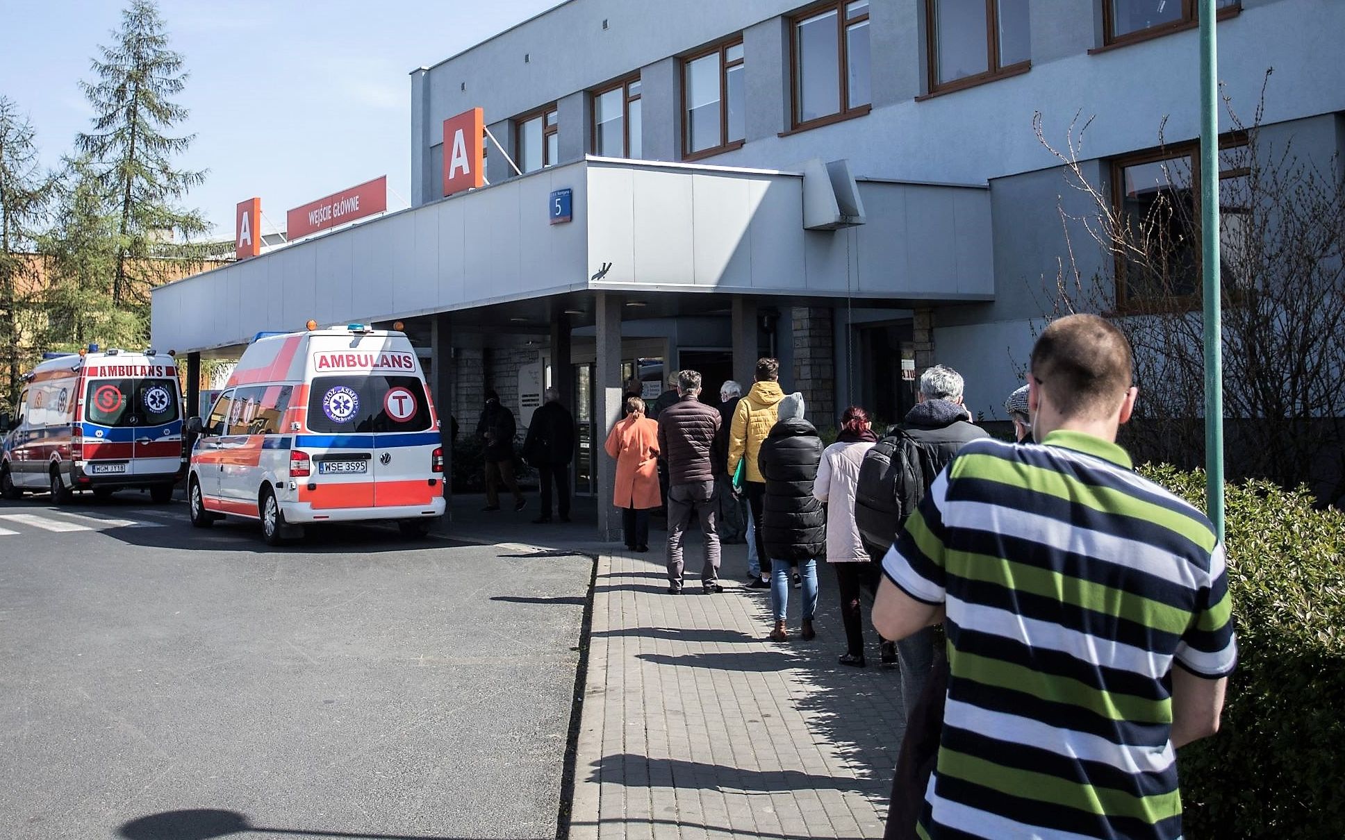 Grafika do artykułu "Umrzemy tu zanim nas przyjmą". Planowy zabieg w Instytucie Onkologii w erze COVID