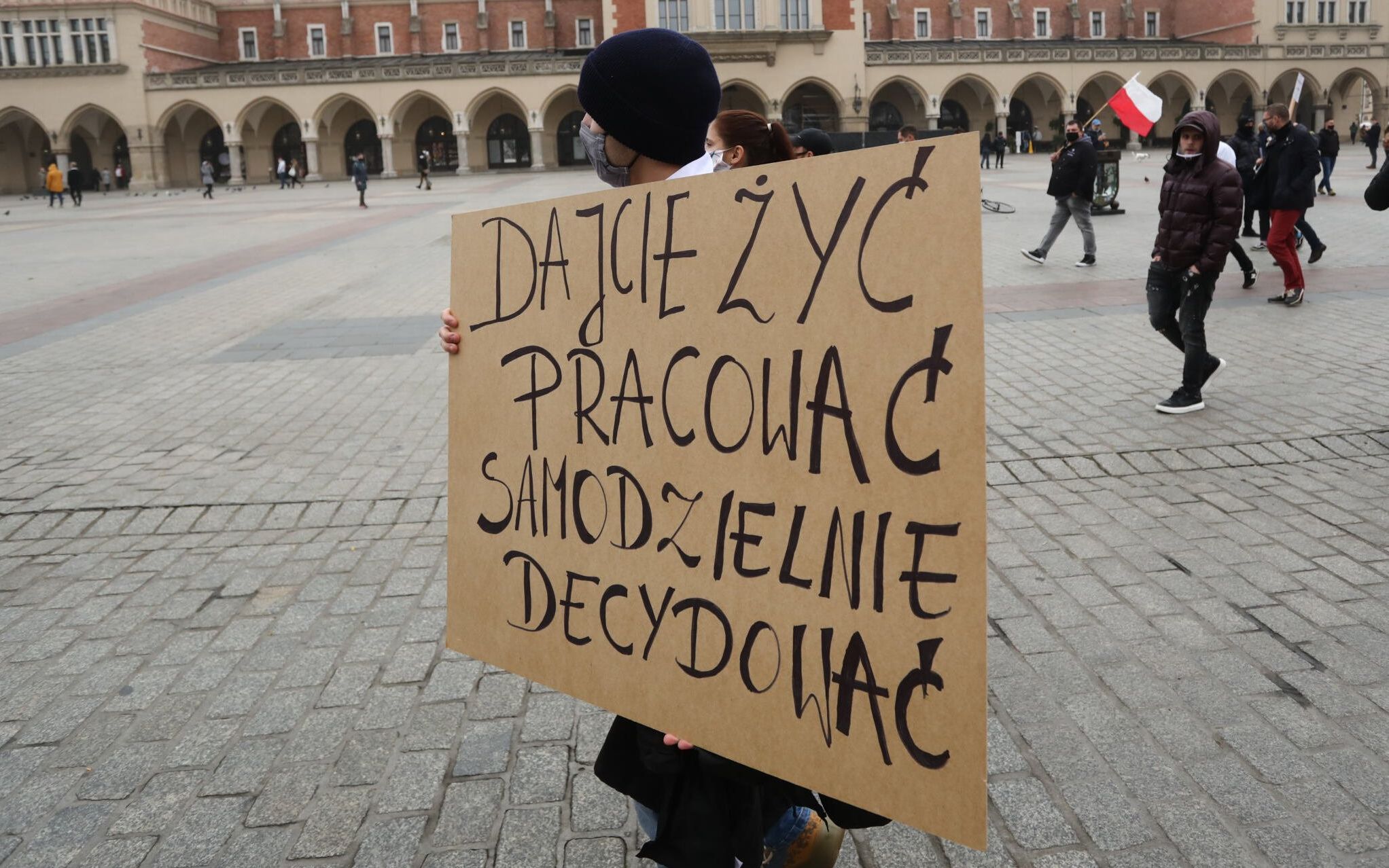 25.10.2020 Krakow , Rynek Glowny . Protest branzy gastronomicznej przeciwko obostrzeniom zwiazanym z pandemia koronawirusa . Fot. Jakub Porzycki / Agencja Gazeta