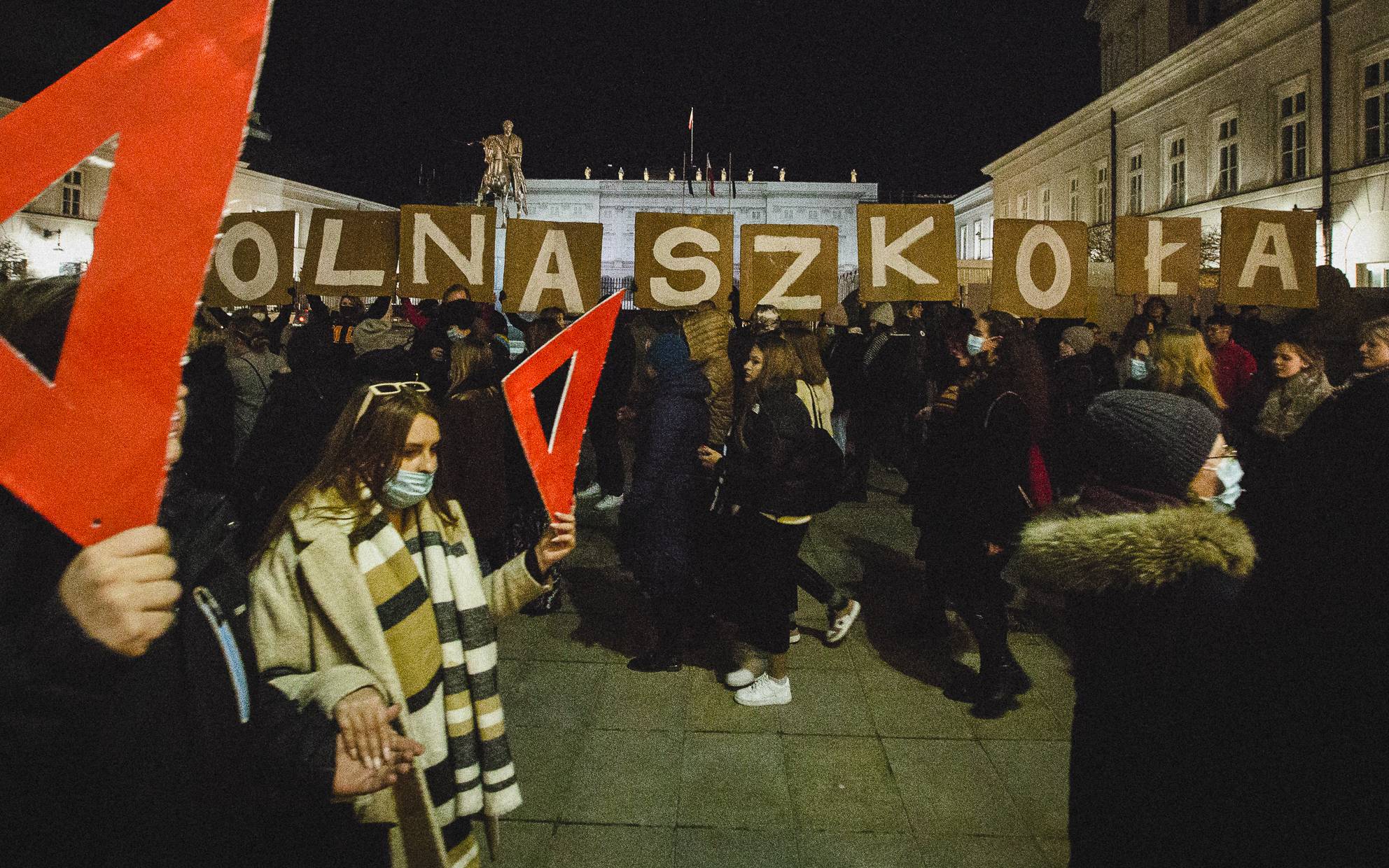 Warszawa, 13.02.2022. Wolna Szkoła: „Chcemy weta”. Polonez protestu pod Pałacem Prezydenckim