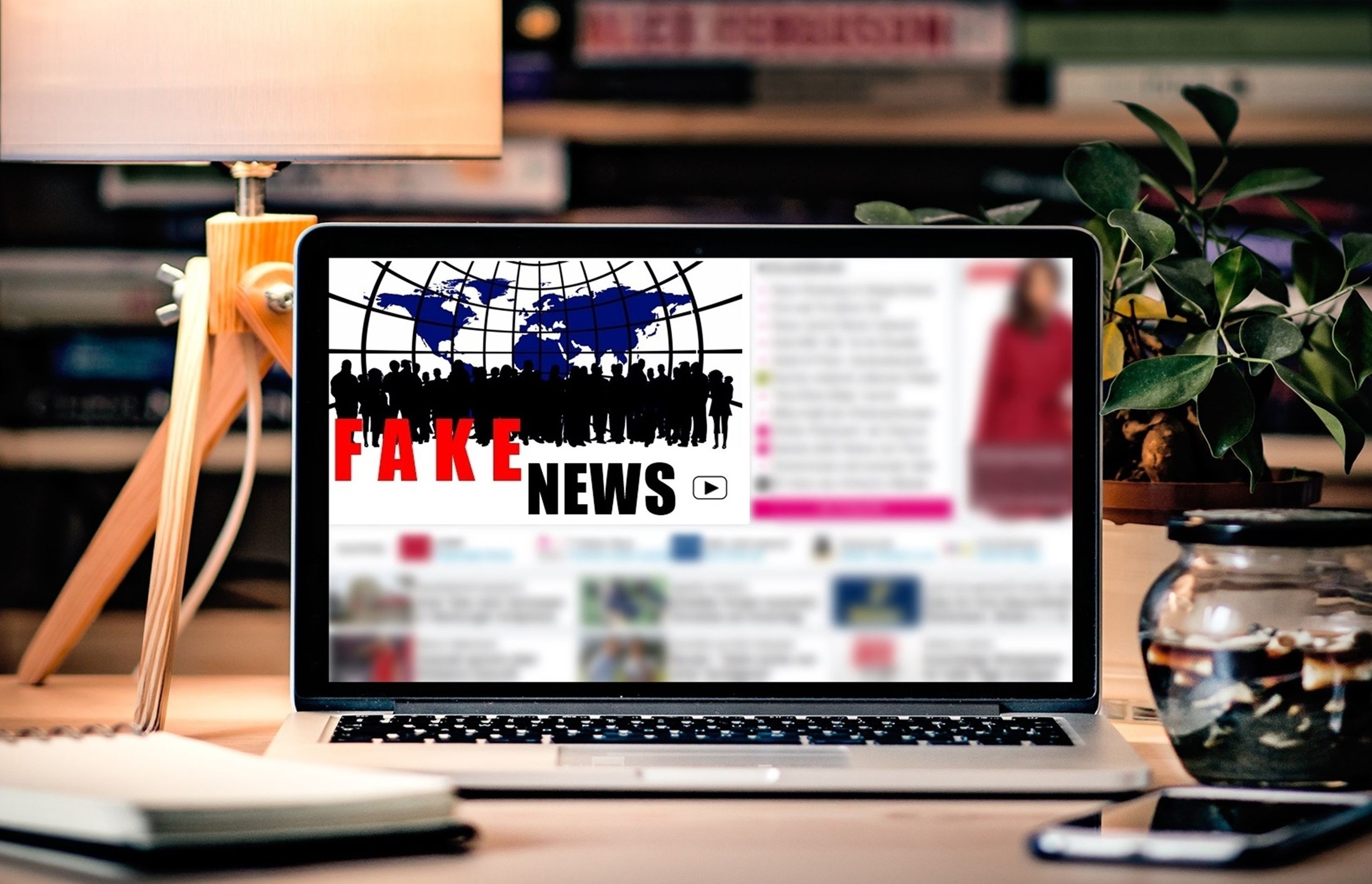 Laptop z napisem Fake News