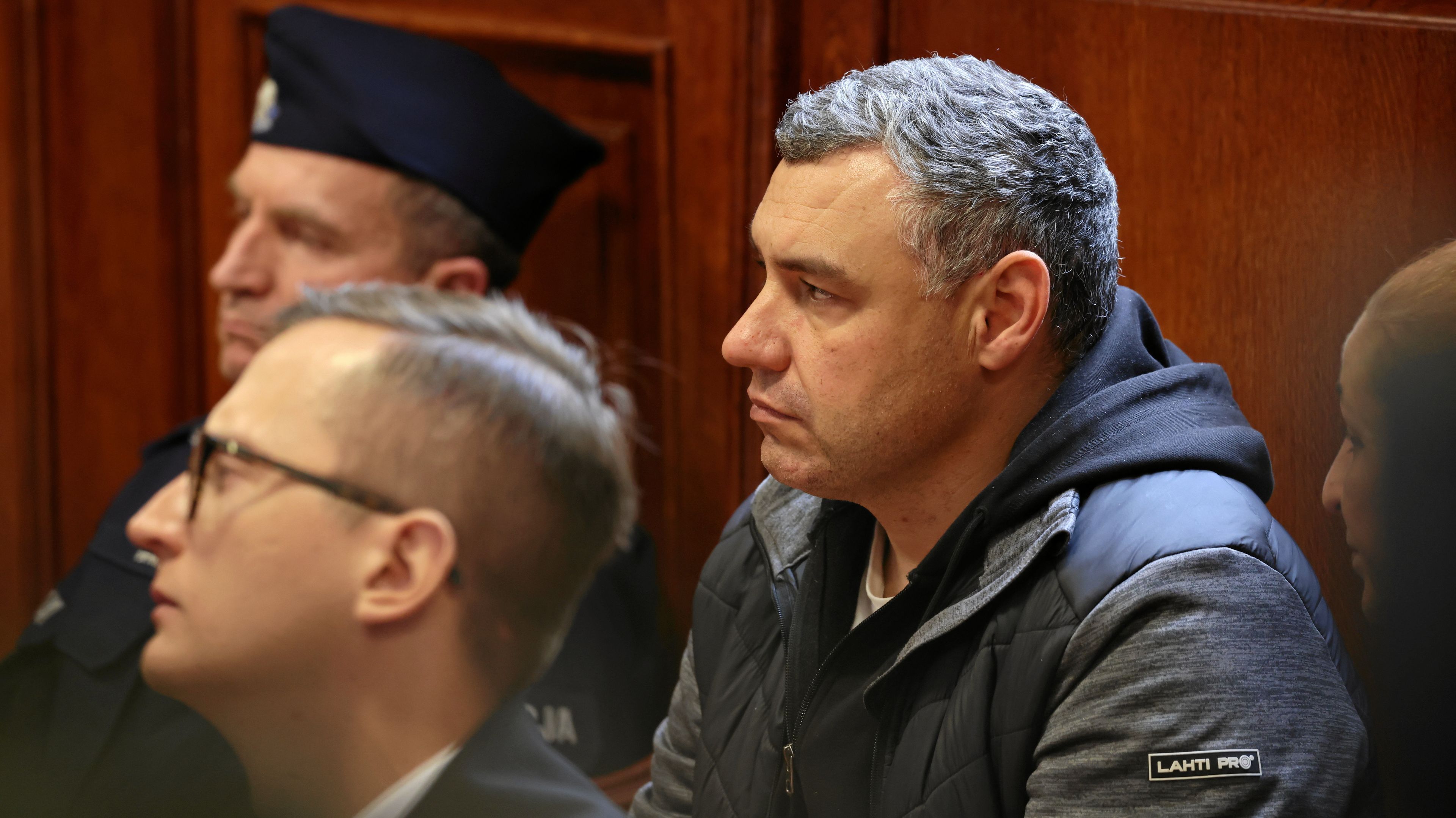 17.10.2025 Warszawa , Sad Okregowy , Wolodymyr Z. (p) . Sad postanowil odmowic wladzom niemieckim wydania Wolodymyra Z., podejrzewanego o wysadzenie gazociagu Nord Stream, a takze uchylic srodek zapobiegawczy w postaci tymczasowego aresztowania i nakazac niezwloczne zwolnienie obywatela Ukrainy . 
Fot. Mateusz Skwarczek / Agencja Wyborcza.pl