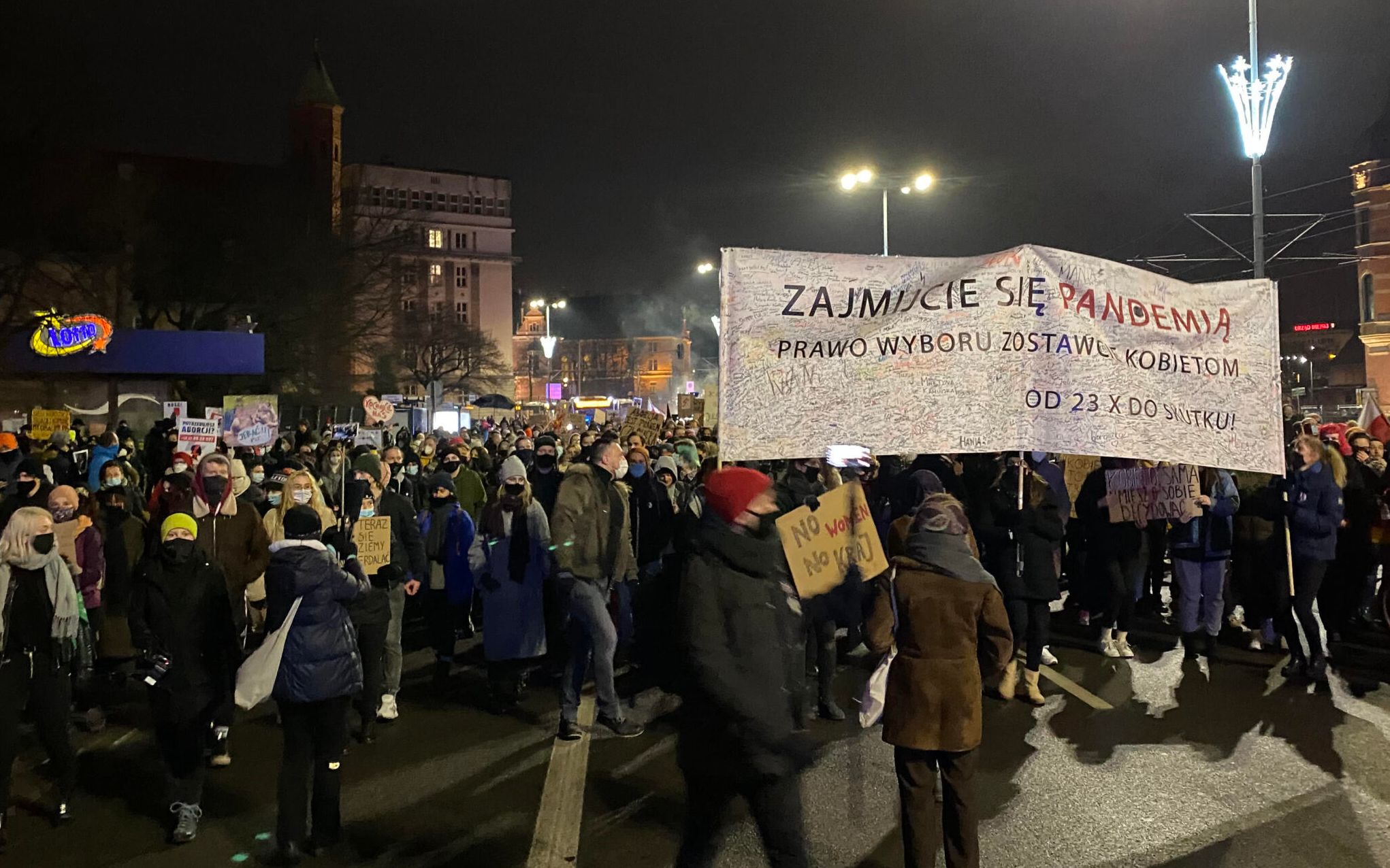 Grafika do artykułu Kto osądzi „Jebać PiS”? Praktyczny wymiar sporu o praworządność [NA CELOWNIKU] 