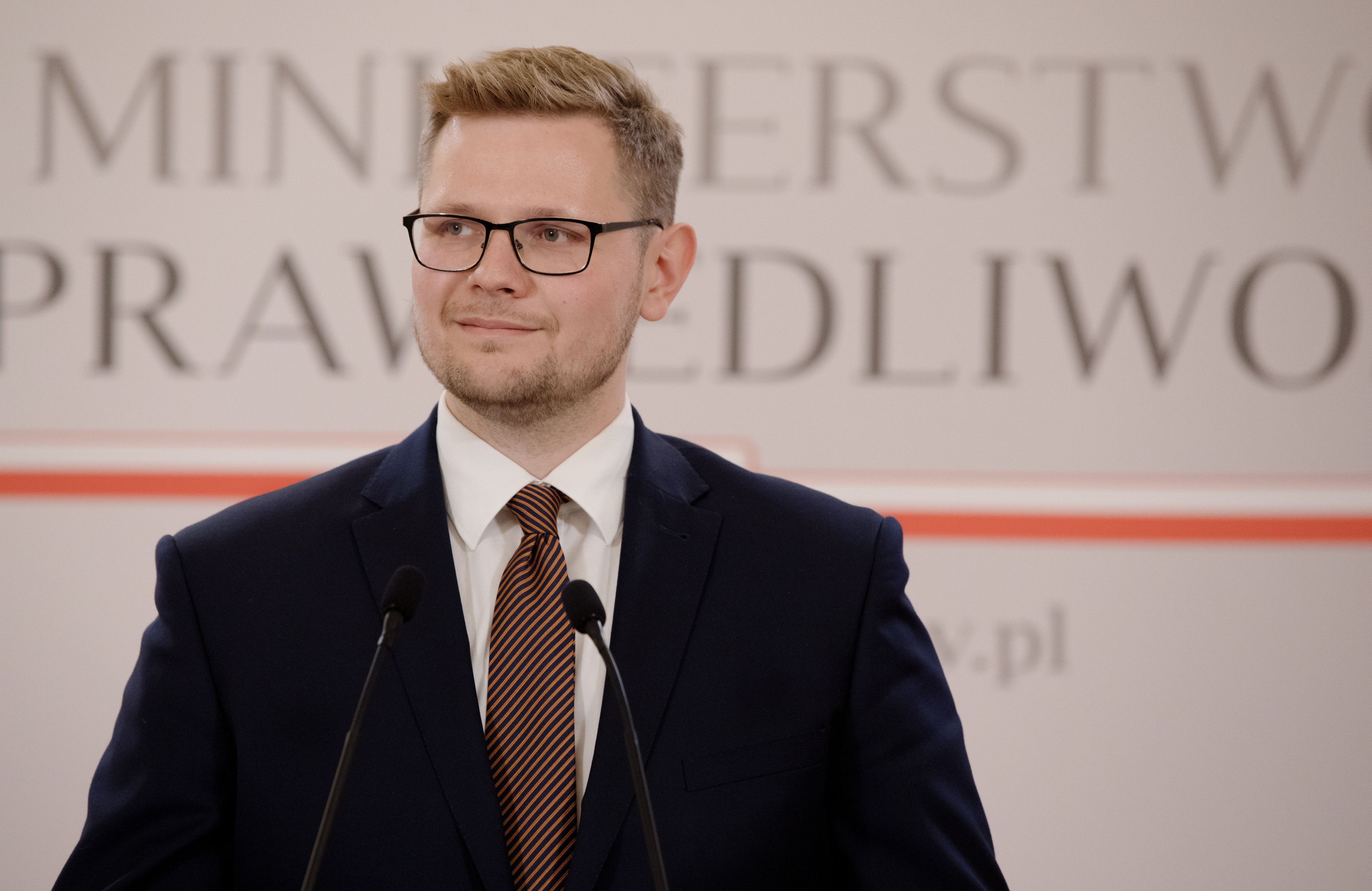 Michał Woś w Ministerstwie Sprawiedliwości uśmiecha się nieśmiało