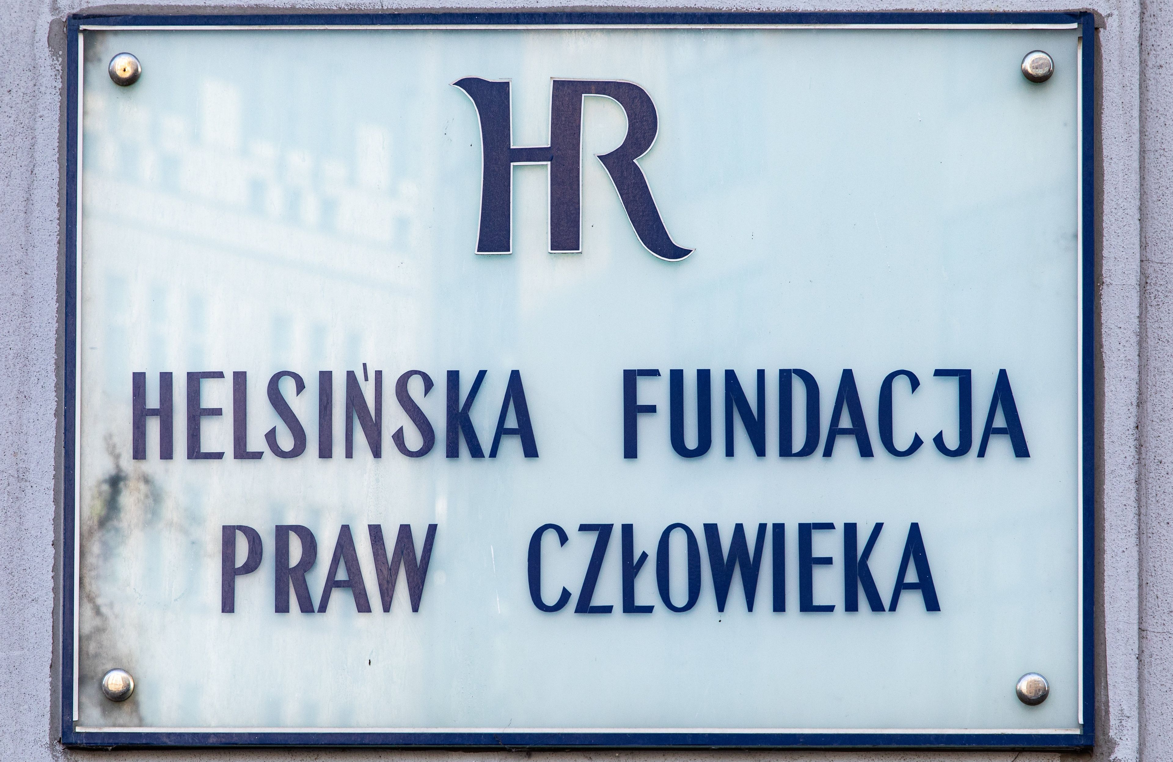 Tablica z napisem Helsińska Fundacja Praw Człowieka