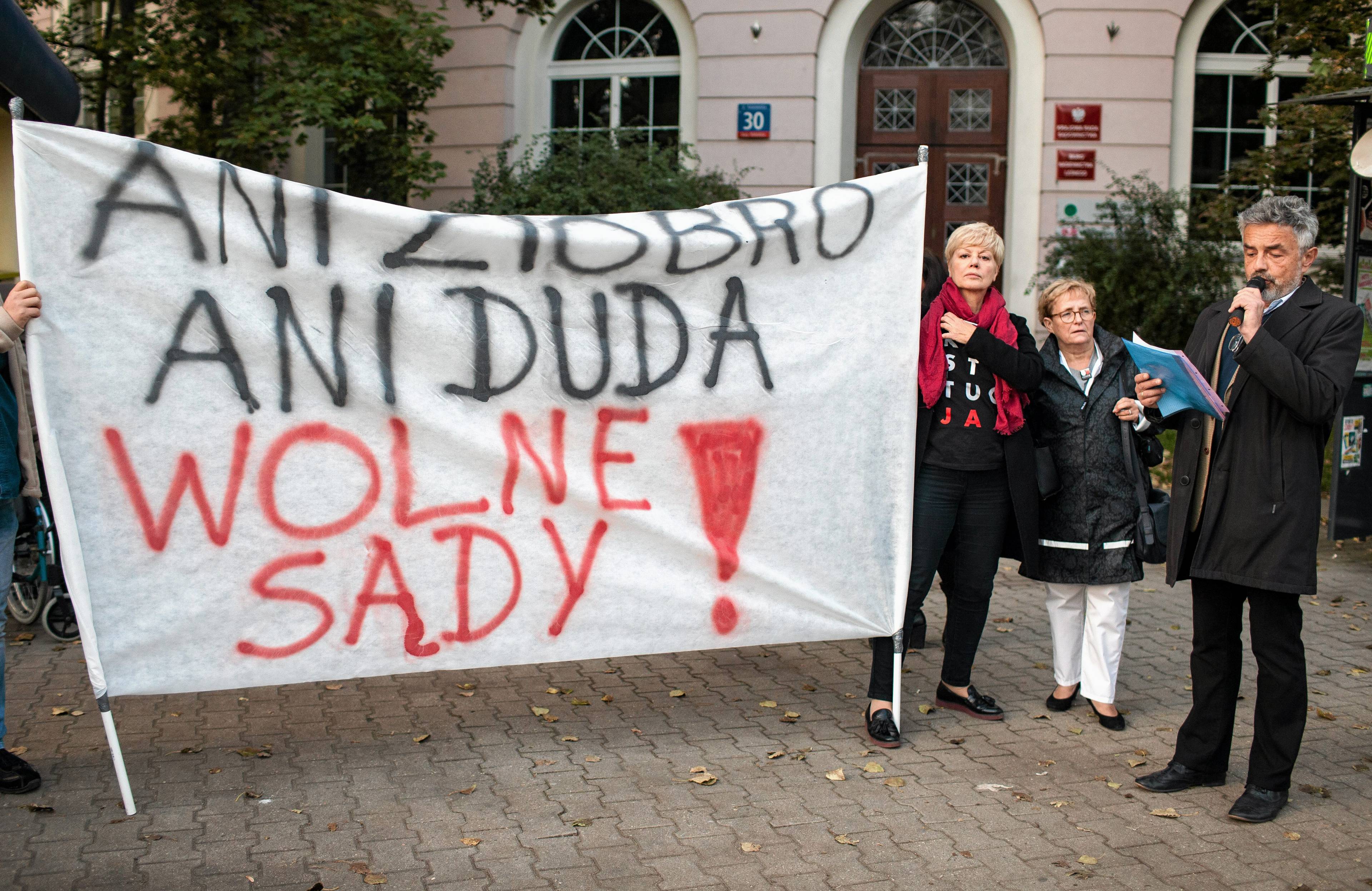 Kolka osób trzyma baner z napisem Ani Ziobro Ani Duda Wolne sądy