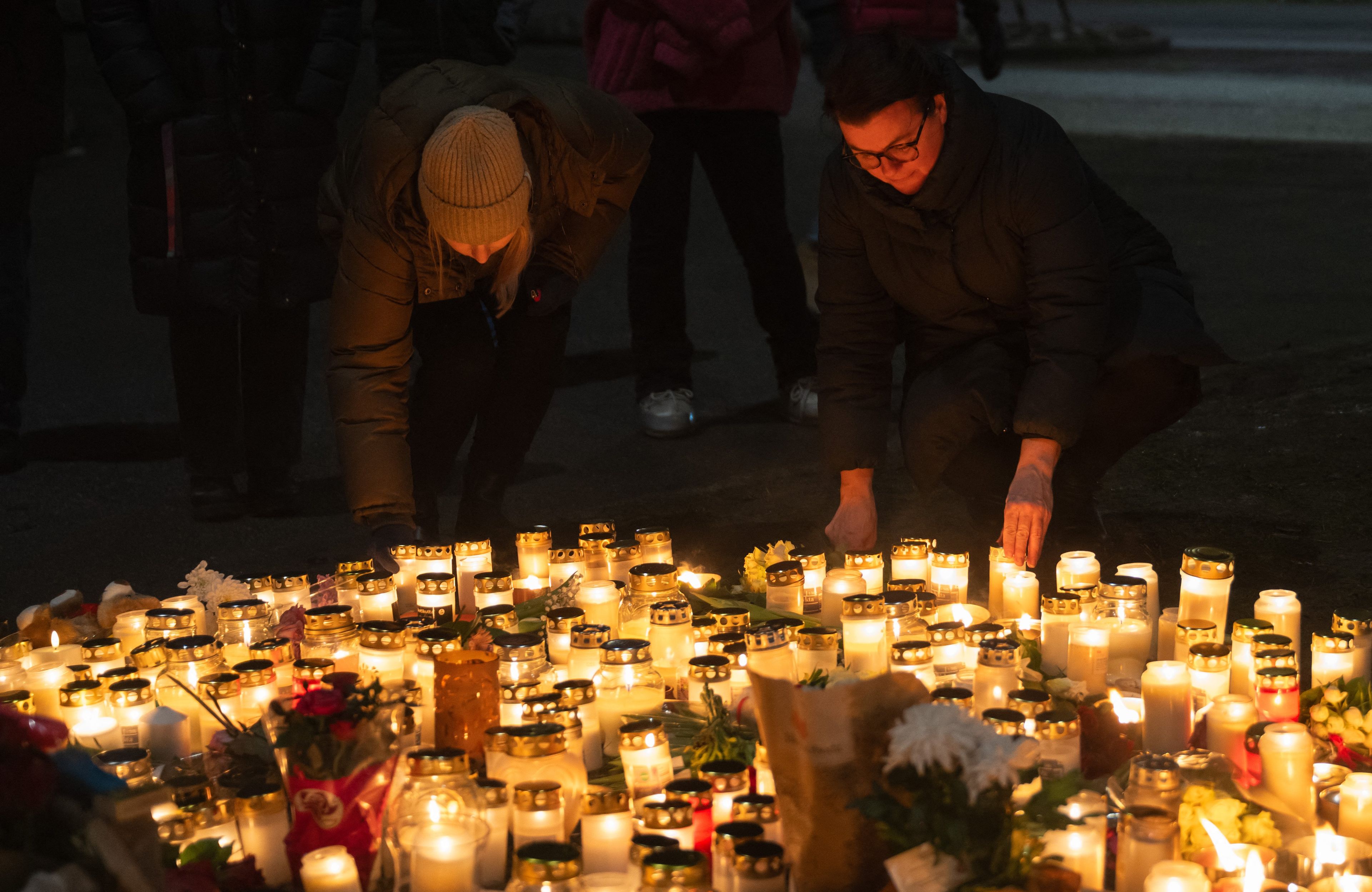 Setki zniczy płoną pod szkołą, gdzie mężczyzna zabił 10 osób