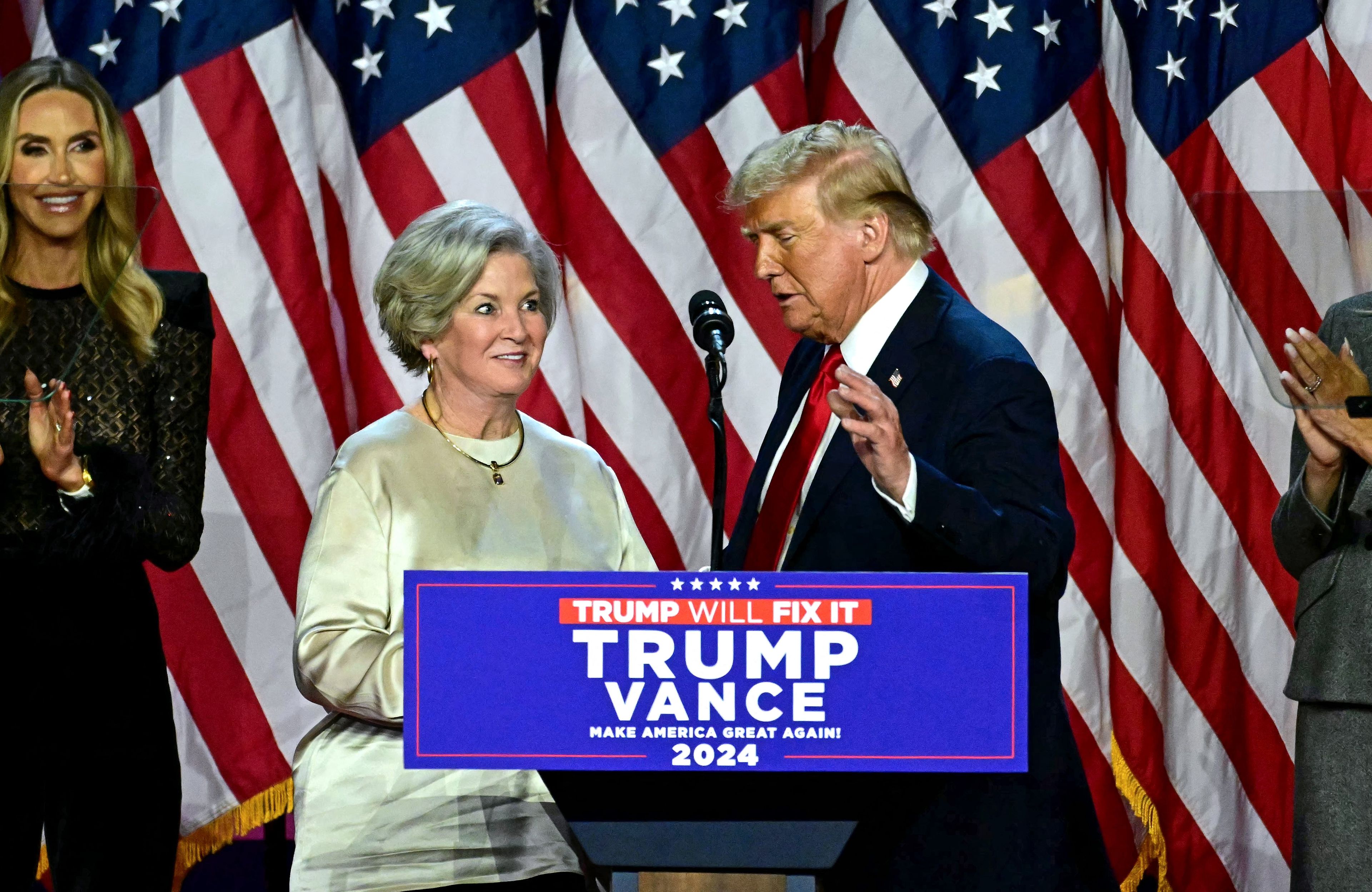 trump i wiles przy mównicy