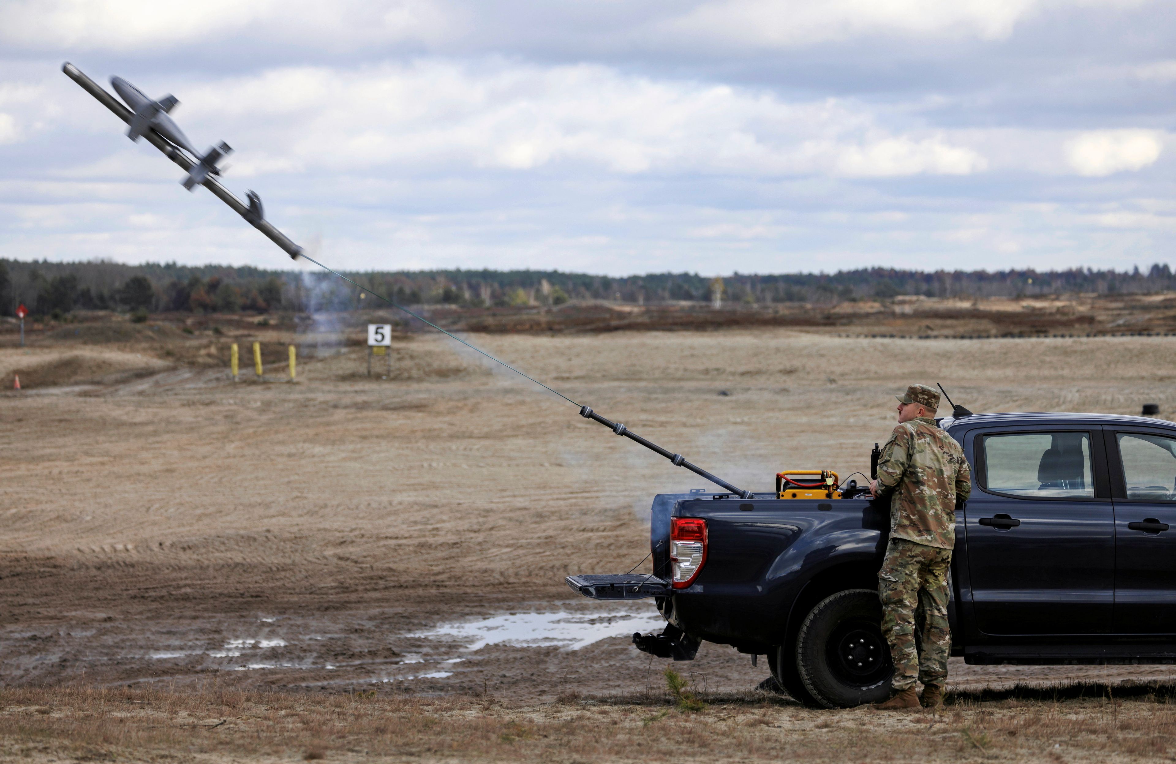 Szkolenie z systemow antydronowych C-UAS na poligonie w Nowej Debie