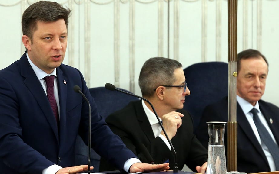 Grafika do artykułu Senat przyjął specustawę o koronawirusie. Dworczyk przyznaje: broń atomowa, której nie opłaca się użyć