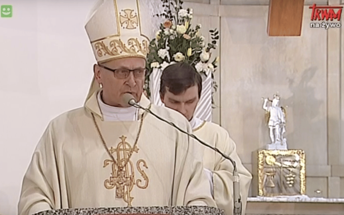 Grafika do artykułu "Atak" na księdza w Turku i prawicowo-kościelna histeria. Sąd uchylił areszt jako niezasadny