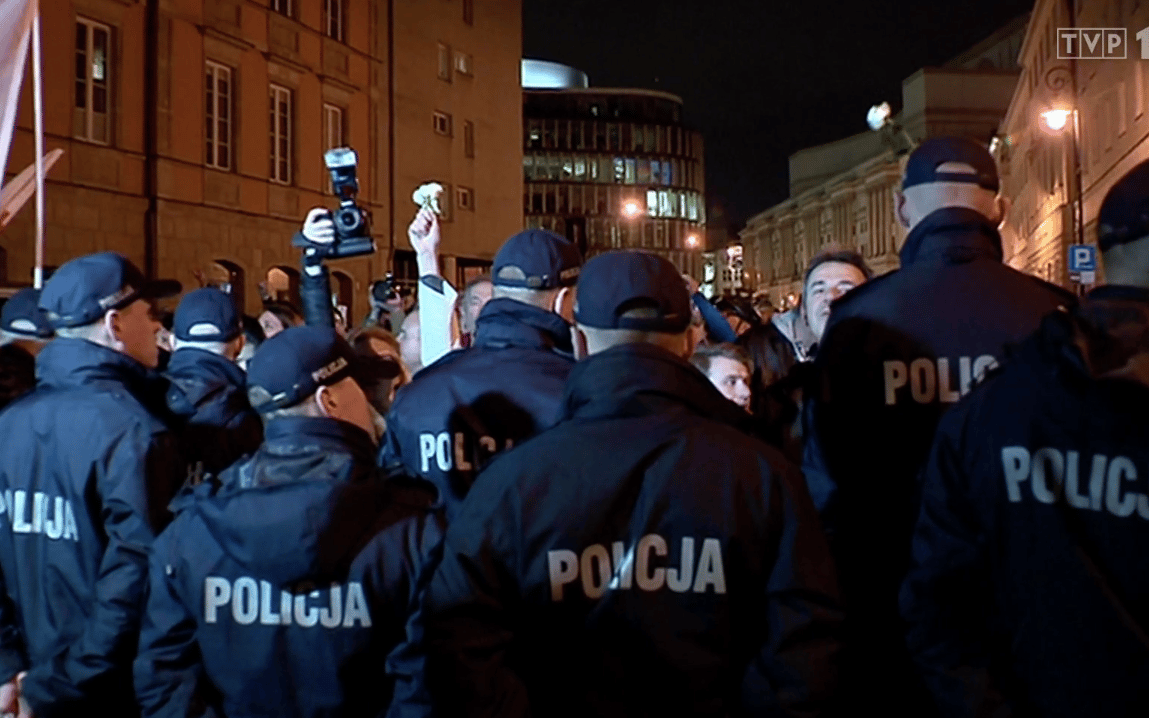 Grafika do artykułu "A dlaczego nie?" - reporter „Wiadomości” przed sądem. Mówi, jak zrobił materiał o kontr-demonstracji