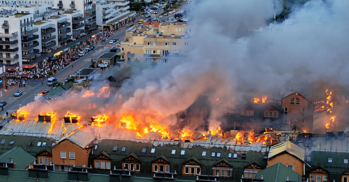 Ogromny pożar w Ząbkach. Kilkaset osób bez dachu nad głową