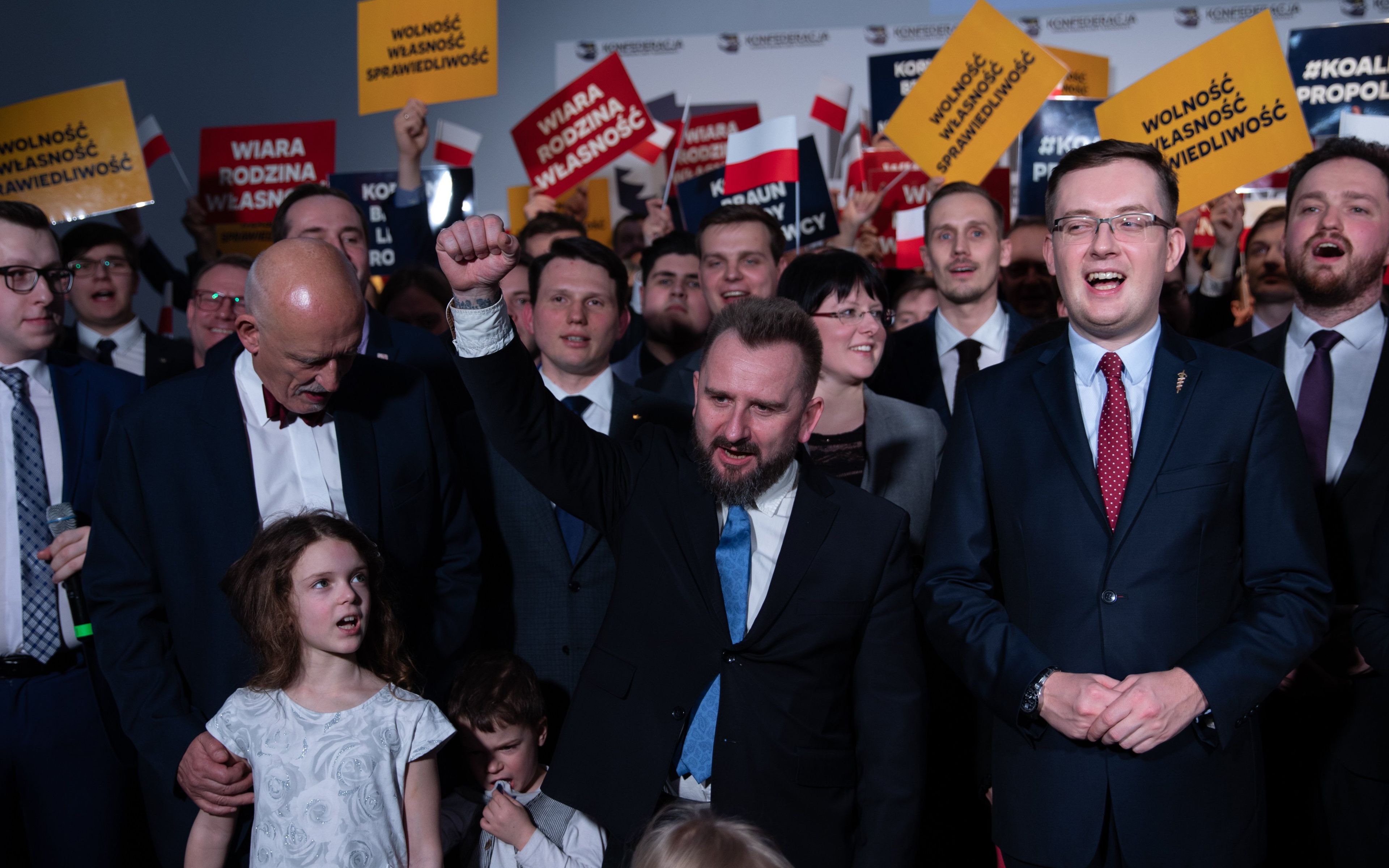 27.02.2019 Warszawa . Janusz Korwin Mikke (3L) , Piotr Liroy Marzec (5L) , Kaja Godek (6L), Robert Winnicki (2P), Witold Tumanowicz (P) podczas konwencji " Konfederacji " przed wyborami do Parlamentu Europejskiego . 
Fot. Dawid Zuchowicz / Agencja Gazeta