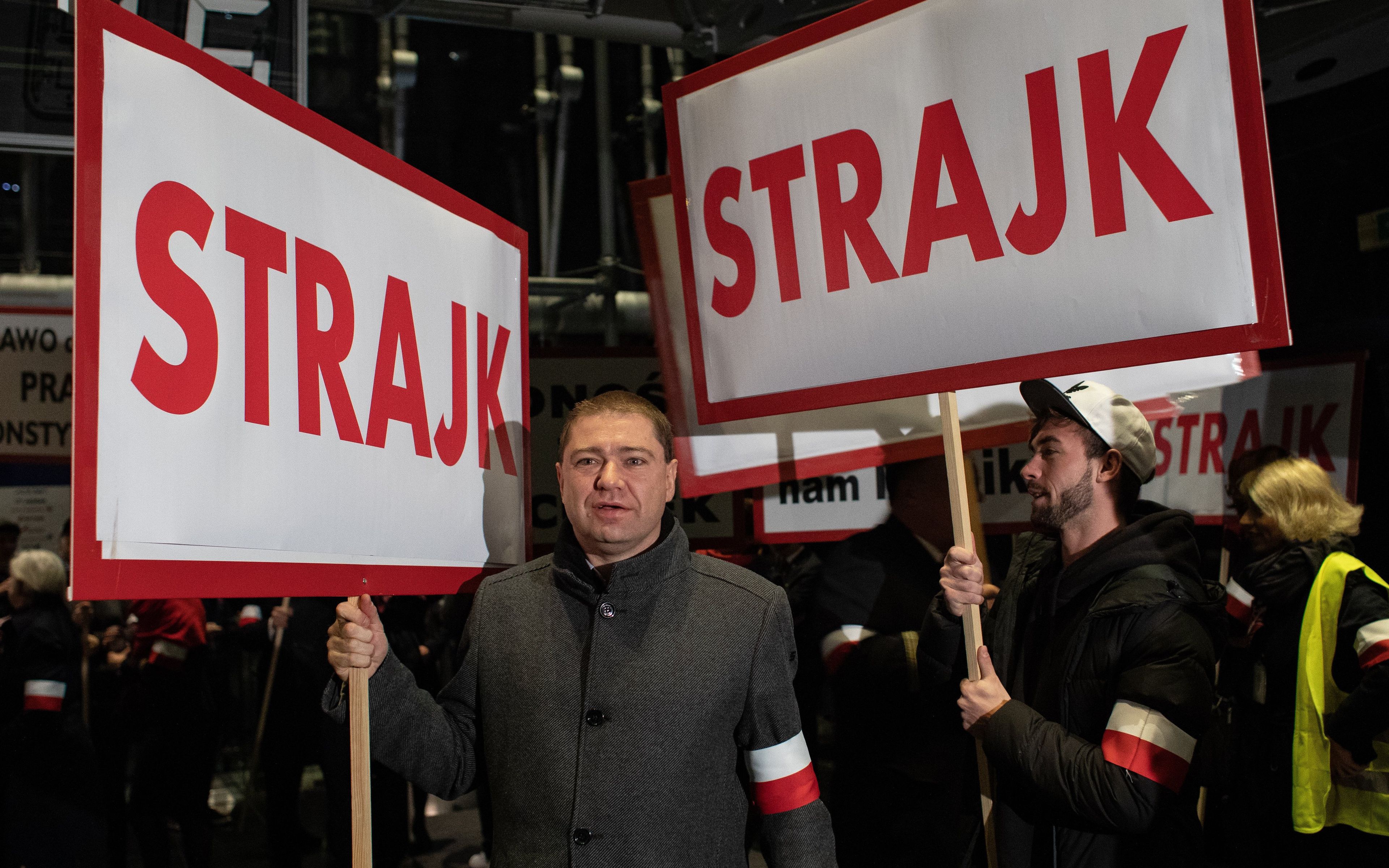 18.10.2018 Warszawa , ulica Komitetu Obrony Robotnikow 43 . Przewodniczacy Rady Ogolnopolskiego Porozumienia Zwiazkow Zawodowych  Mazowsze Piotr Szumlewicz (C) podczas strajku pracownikow Polskich Linii Lotniczych Lot . 
Fot. Dawid Zuchowicz / Agencja Gazeta