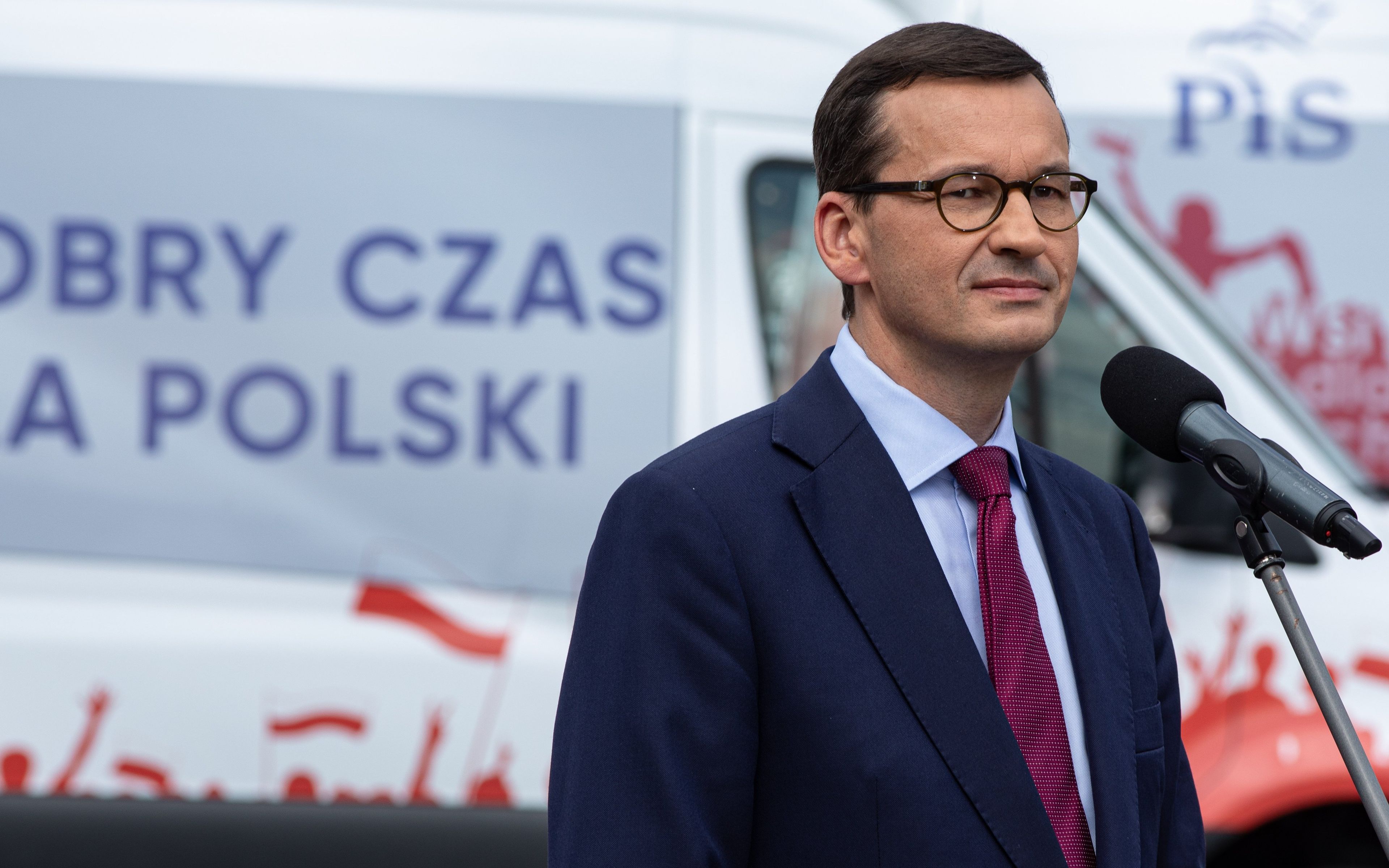 20.08.2019 Warszawa , blonia  Stadionu Narodowego . Premier Mateusz Morawiecki podczas briefingu przed ruszeniem w trase PiSbusem po Mazowszu . Fot. Dawid Zuchowicz / Agencja Gazeta