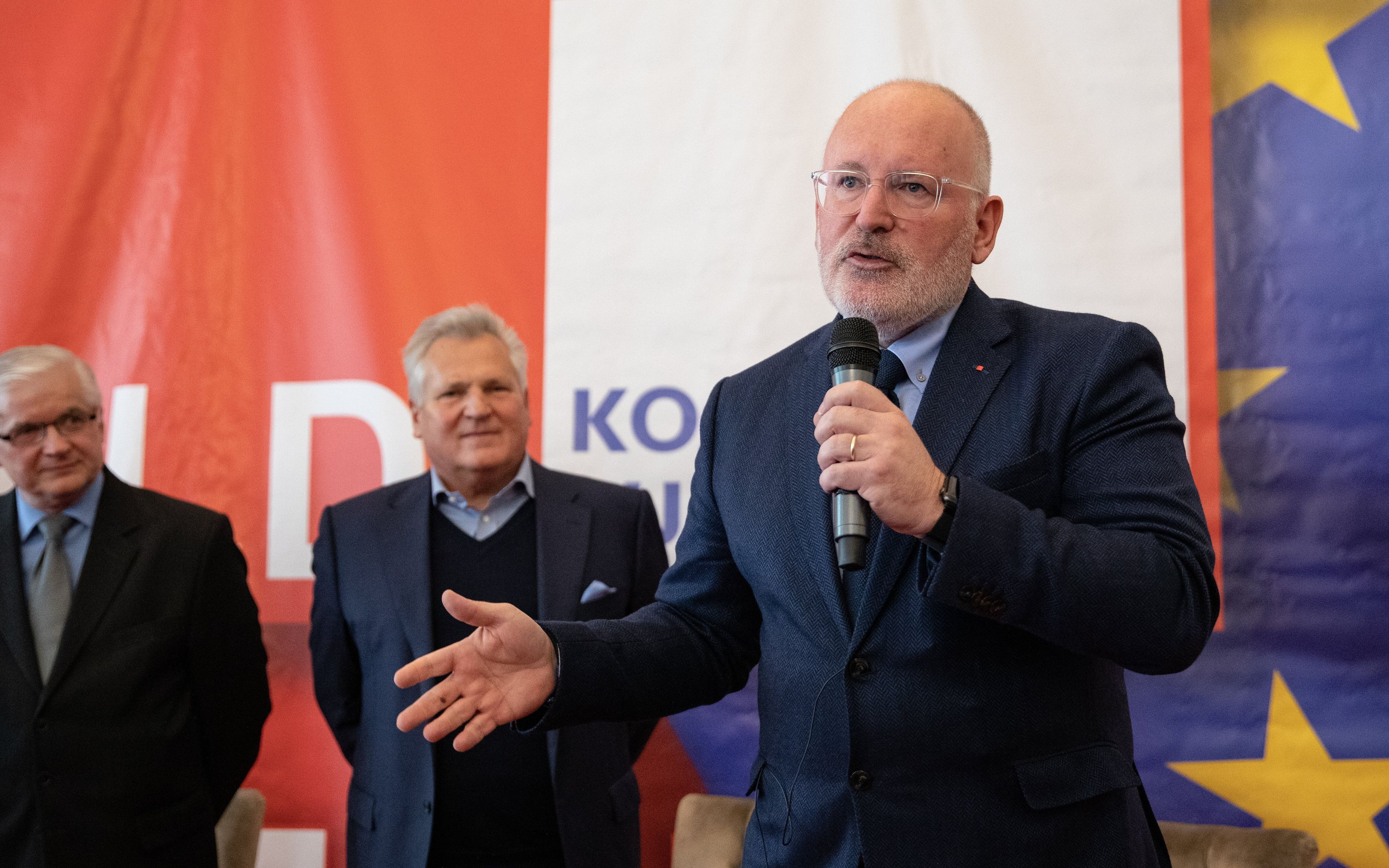 06.05.2019 Warszawa , ulica Senatorska 13 / 15 .Od lewej: byly premier Wlodzimierz Cimoszewicz , byly prezydent Aleksander Kwasniewski , wiceprzewodniczacy Komisji Europejskiej Frans Timmermans podczas debaty o przyszlosci Unii Europejskiej .  
Fot. Dawid Zuchowicz / Agencja Gazeta