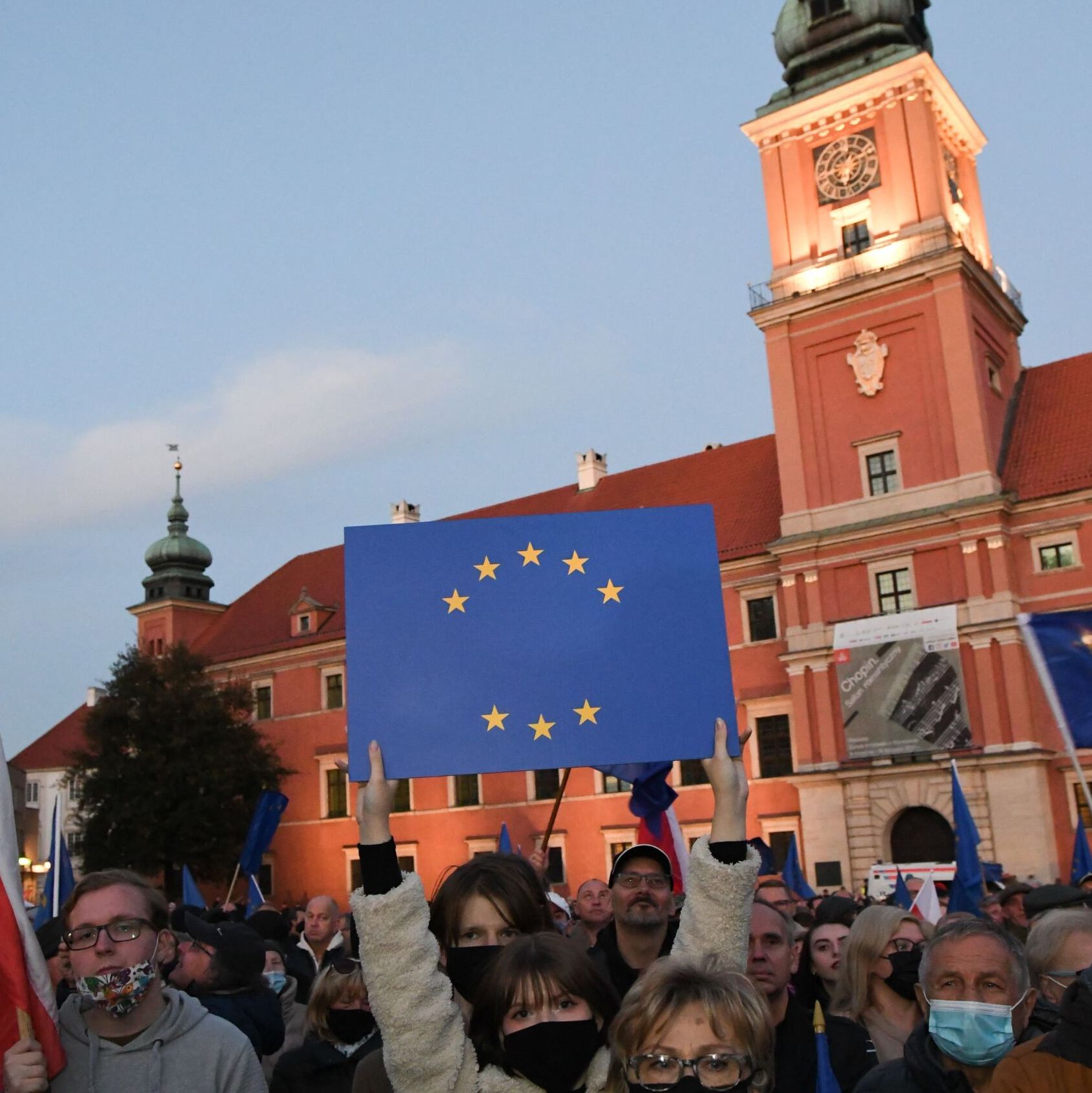 Warszawa, 10.10.2021. Zostajemy w UE – demonstracja na pl. Zamkowym