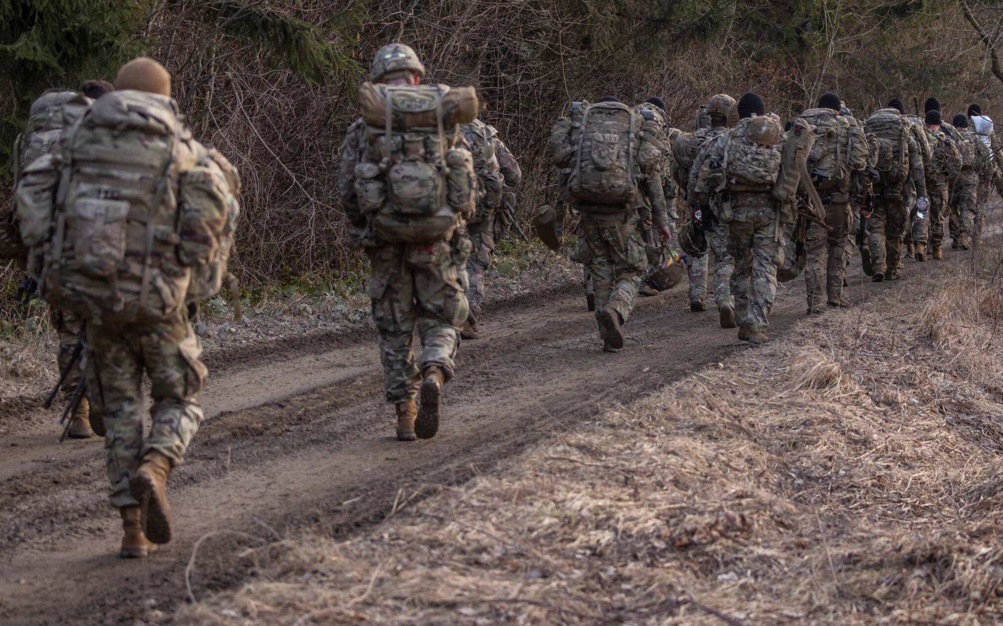 US soldiers are seen near a military camp in Arlamow, southeastern Poland, near the border with Ukraine, on March 3, 2022. (Photo by Wojtek RADWANSKI / AFP)