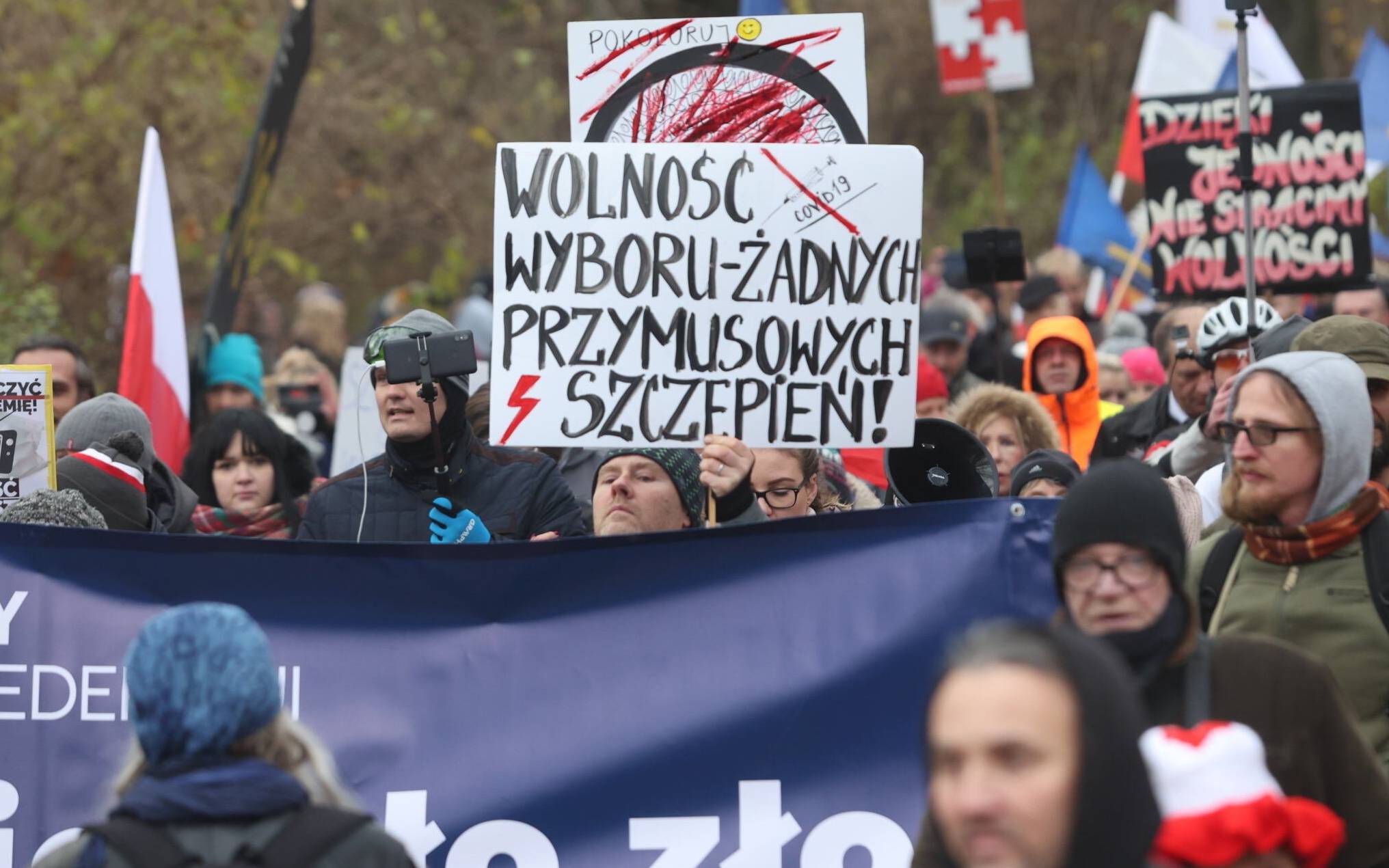 21.11.2020  Warszawa . Protest , marsz antyszczepionkowcow ,, Wypuscic Polakow z kwarantanny .
Fot . Kuba Atys / Agencja Gazeta