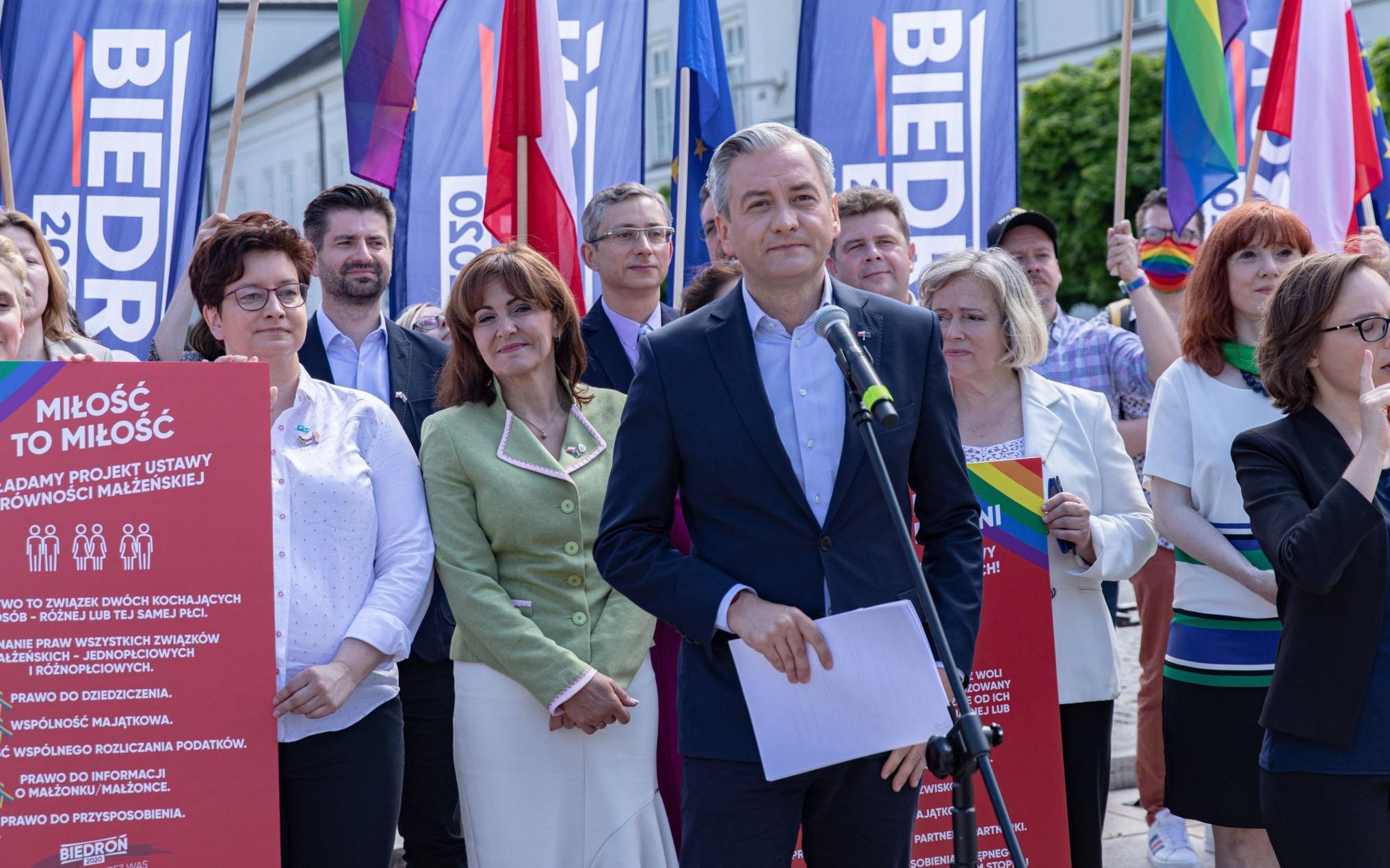 19.06.2020 Warszawa , ulica Krakowskie Przedmiescie . Kandydat Lewicy na prezydenta RP Robert Biedron podczas konferencji prasowej w sprawie projektu ustawy o rownosci malzenskiej .
Fot. Dawid Zuchowicz / Agencja Gazeta