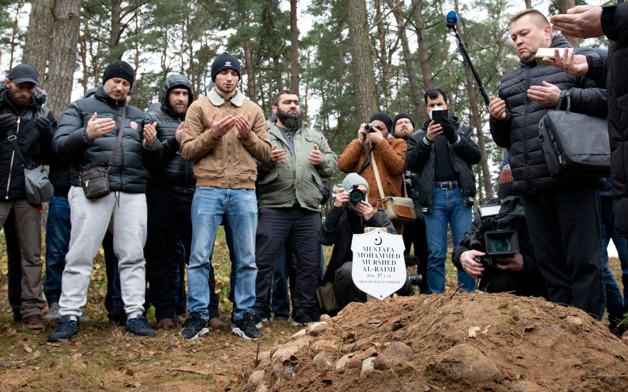 Grafika do artykułu Serce kraje się na kawałki. Tatar, polski muzułmanin z Bohonik, o pogrzebach i pomocy migrantom