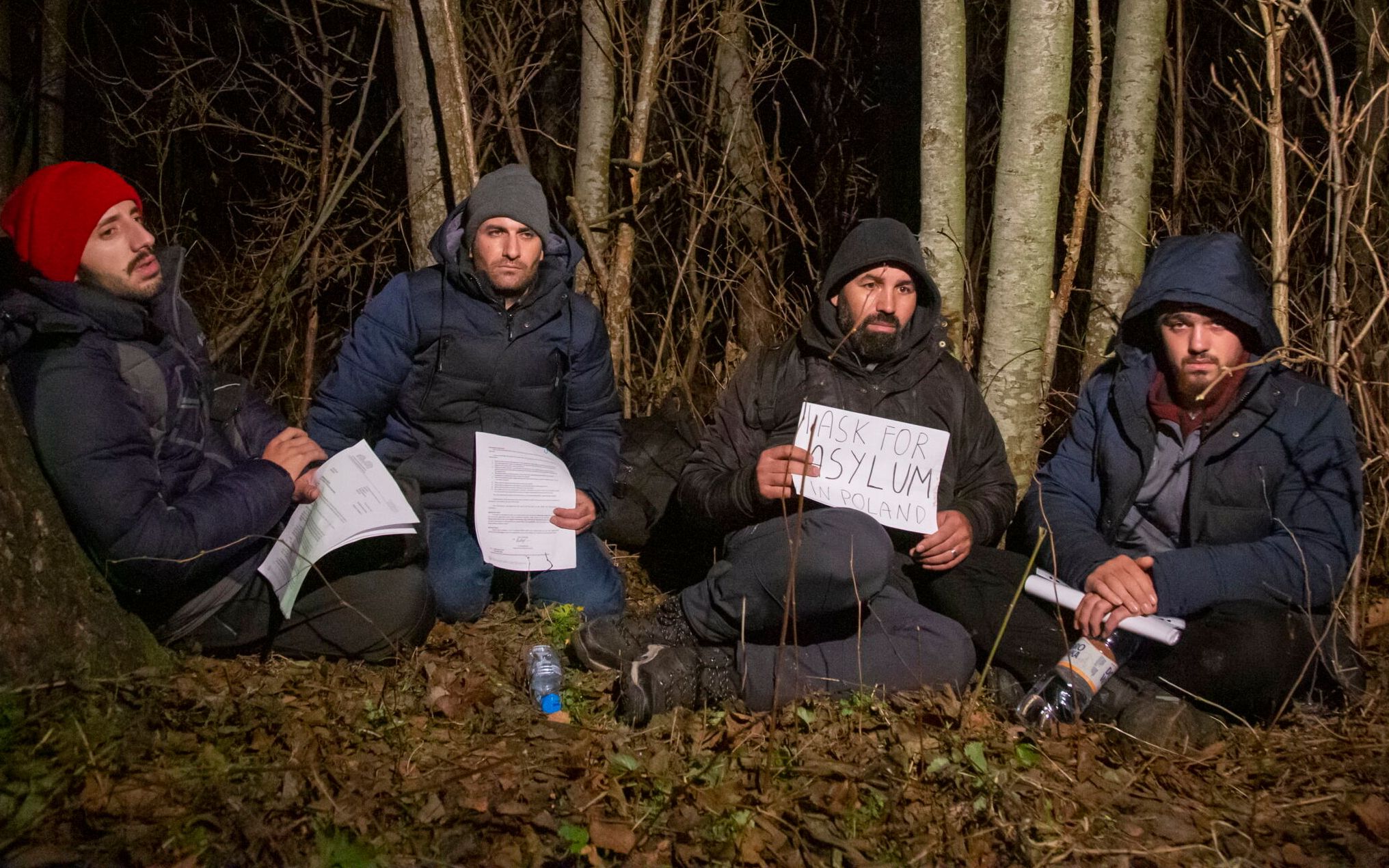 06.11.2021  Teremiski  . interwencja z aktywistami Grupy Granica . 4 Syryjczykow , wielokrotnie wywozonych na pas graniczniczy z Bialorusia w ramach pushback  przez Straz Graniczna . 23 pazdziernika w kolo Hajnowki , w Lipinach Medycy na Granicy udzielili jednemu z nich pomocy medycznej , poniewaz byl w ciezkiej hipotermi , i po pobycie w szpitalu , zostali znow wywiezieni . Prosza o azyl w Polsce , ich prawnym pelnomocnikiem sa Maciej Stuhr , aktor i jego zona Katarzyna Blazejewska - Stuhr . Przedstawili oni pogranicznikom  rowniez list z MTPC zakazujacy kolejnej wywozki na granice .
Fot. Agnieszka Sadowska/ Agencja Wyborcza.pl *** Local Caption *** .