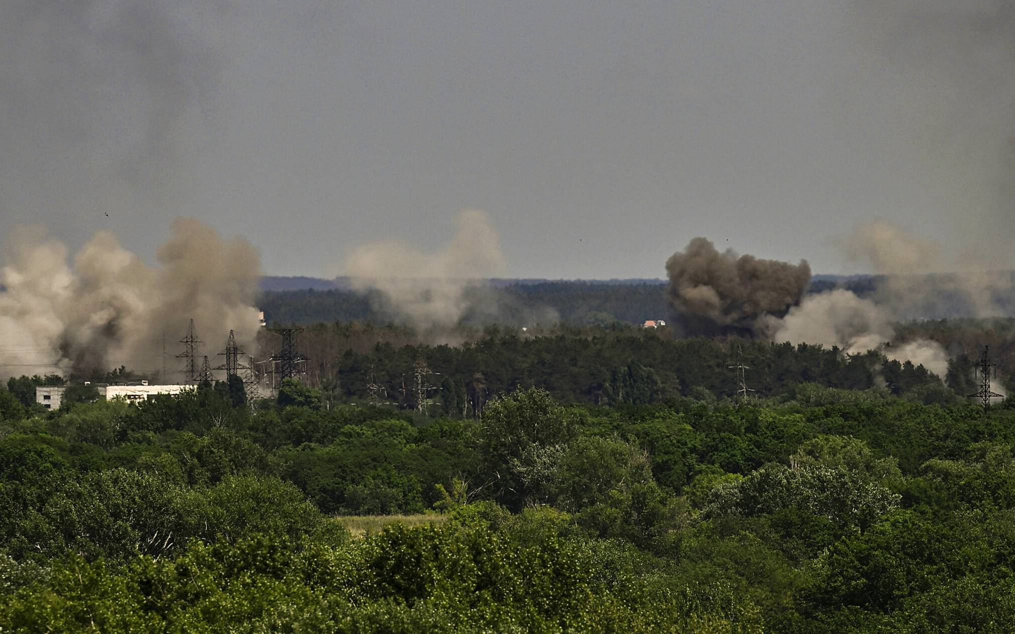Smoke and dirt rise in the city of Severodonetsk during heavy fightings between Ukrainian and Russian troops at eastern Ukrainian region of Donbas on May 30, 2022, on the 96th day of the Russian invasion of Ukraine. - EU leaders will try to overcome Hungary's rejection of a Russian oil embargo on May 30, 2022 as part of a further tightening of sanctions against Moscow, whose forces are advancing in eastern Ukraine, with fighting in the heart of the key city of Severodonetsk. (Photo by ARIS MESSINIS / AFP)