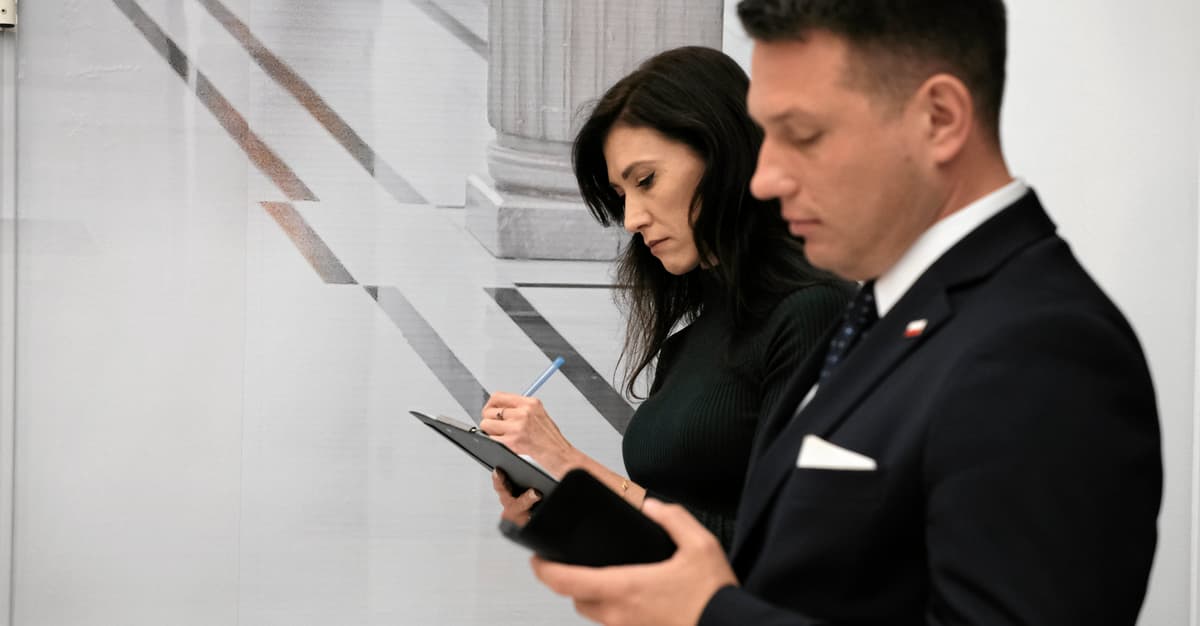 Mentzen i Konfederacja urabiają Polaków tak, jak pasuje Rosji. Mamy być słabi i nienawidzić Ukrainy