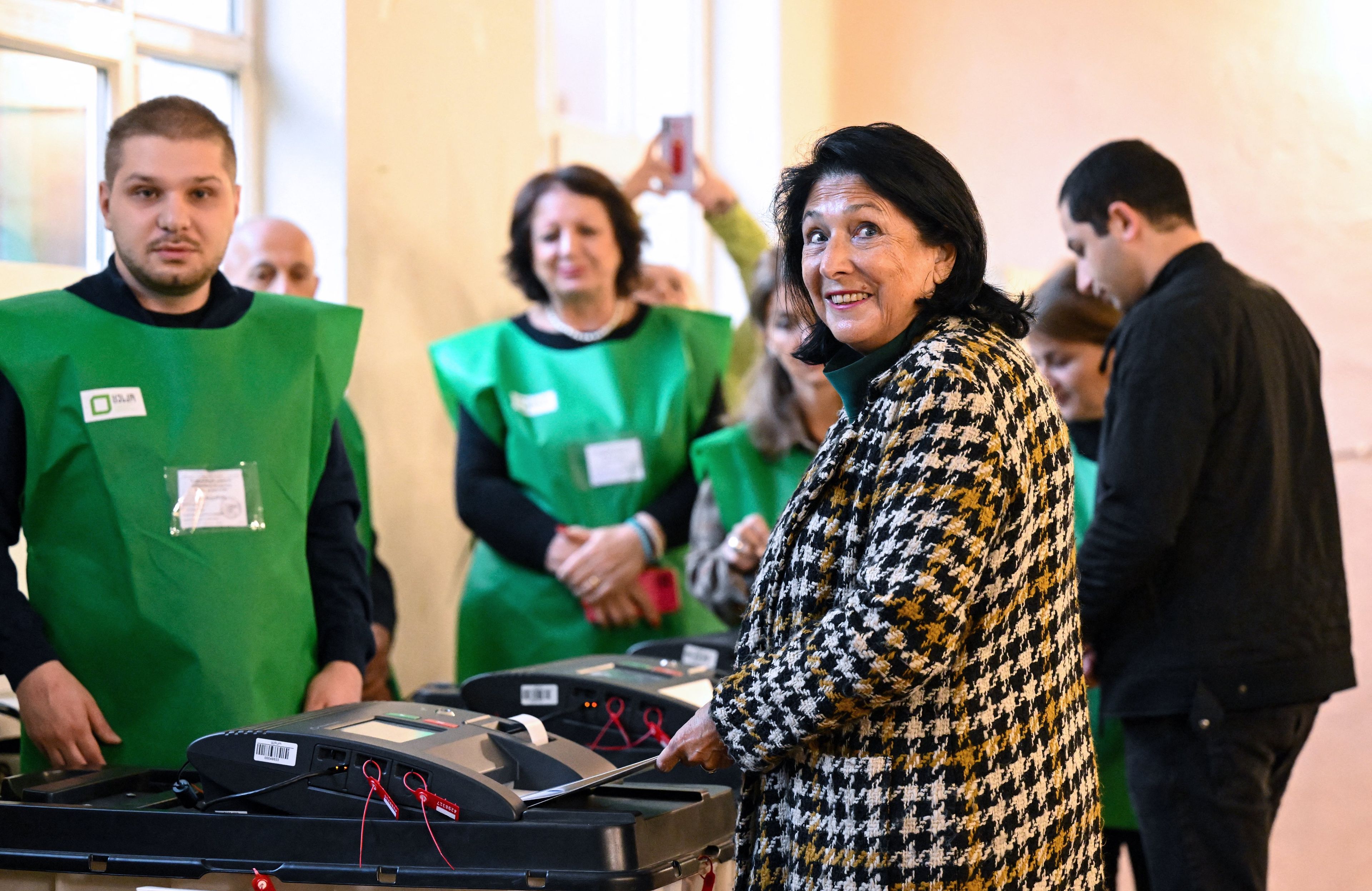 Prezydent Gruzji Salome Zurabiszwili głosuje w wyborach parlamentarnych w lokalu wyborczym w Tbilisi 26 października 2024 r.
