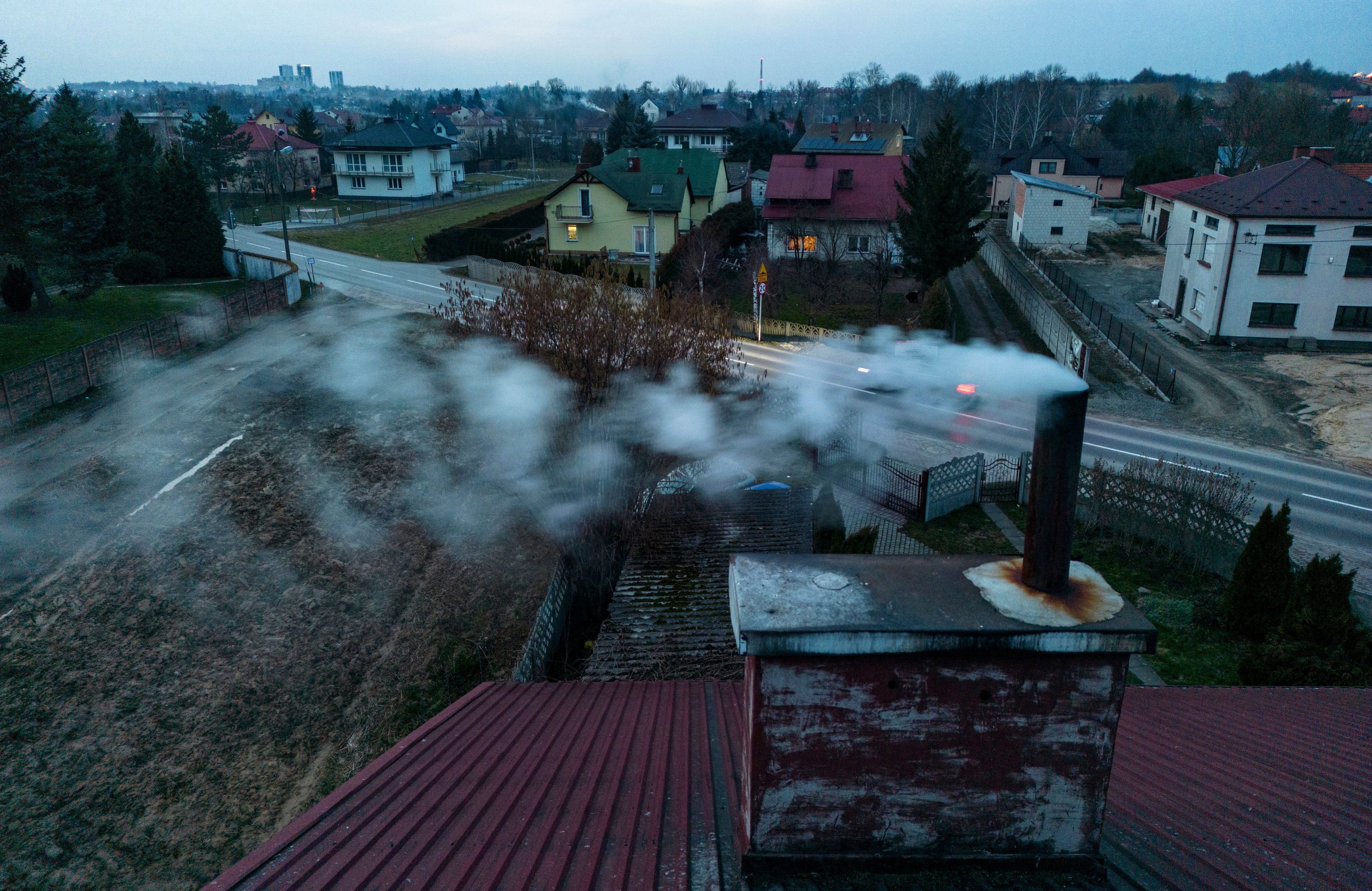 dym wydostający się z komina na osiedlu mieszkalnym, widok z lotu ptaka