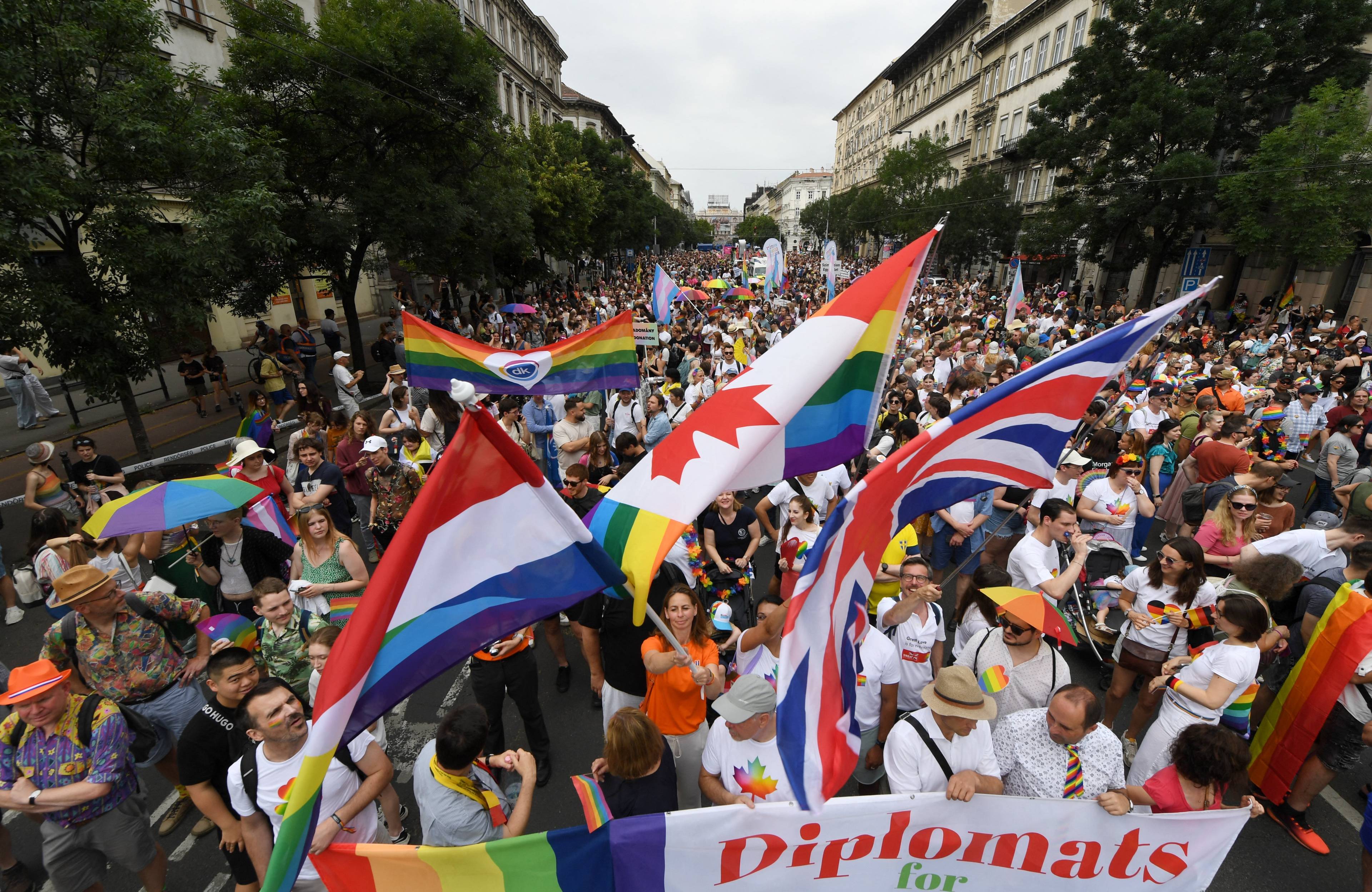 Parada Równości w Budapeszcie z 2022 roku. Tłumy kolorowo ubranych osób maszerują przez centrum stolicy