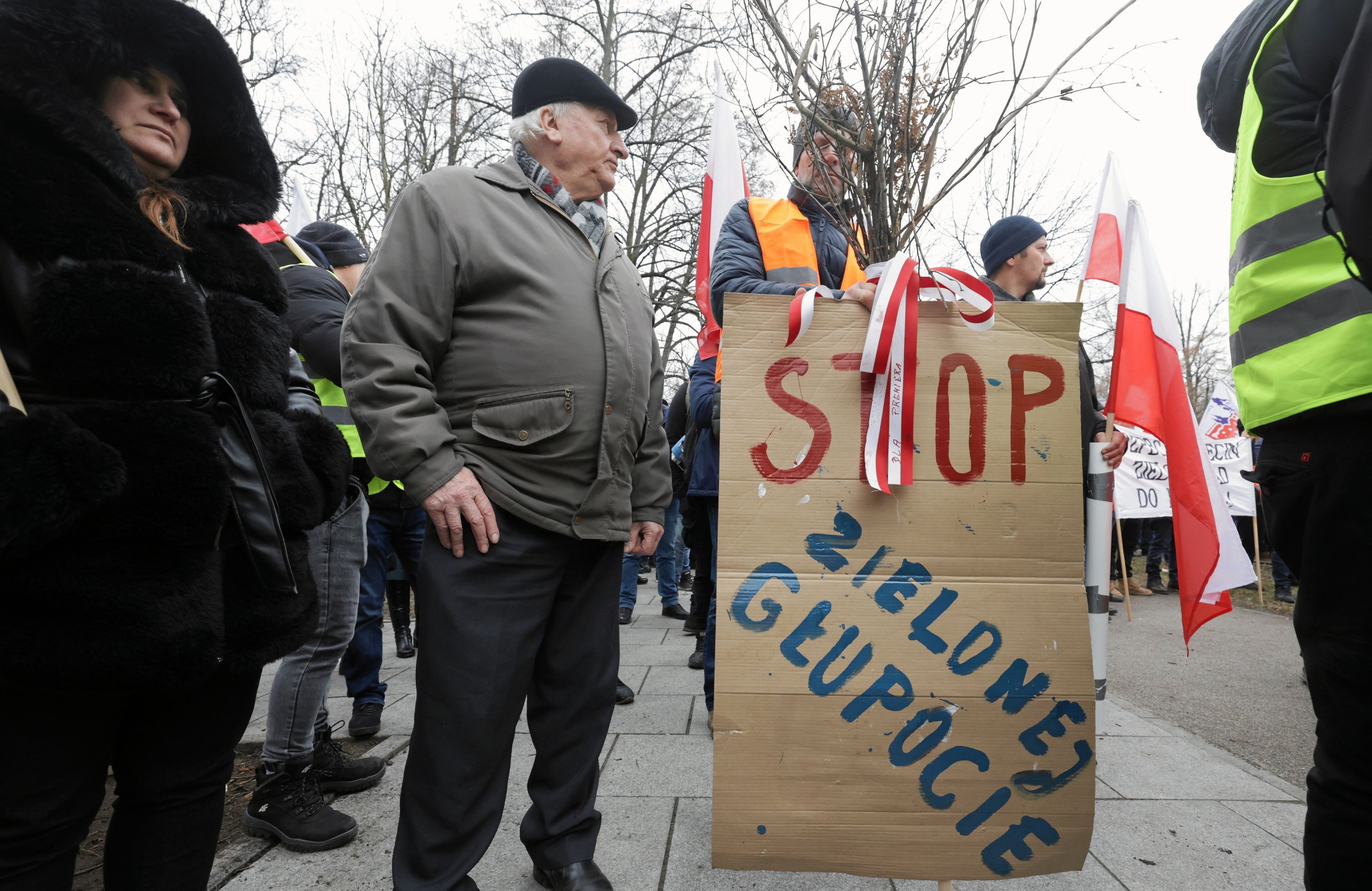 mężczyzna trzyma napisa stop zielonej głupocie