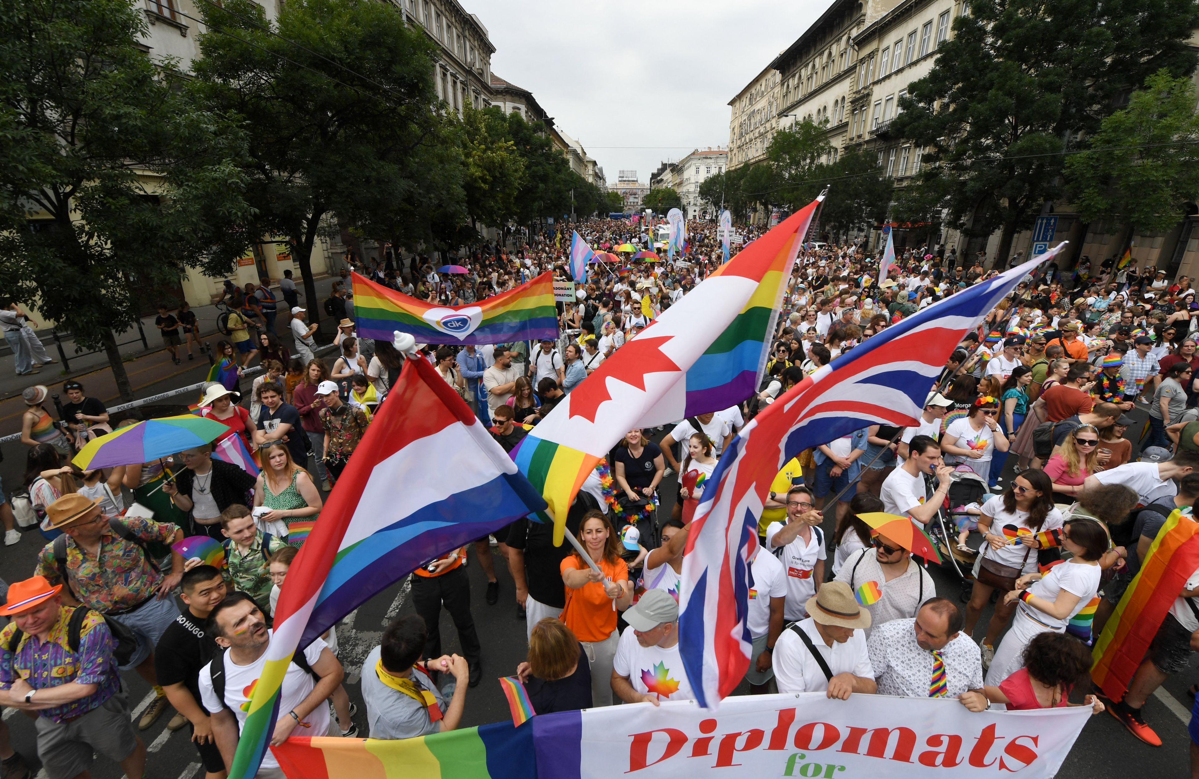 Parada Równości w Budapeszcie z 2022 roku. Tłumy kolorowo ubranych osób maszerują przez centrum stolicy